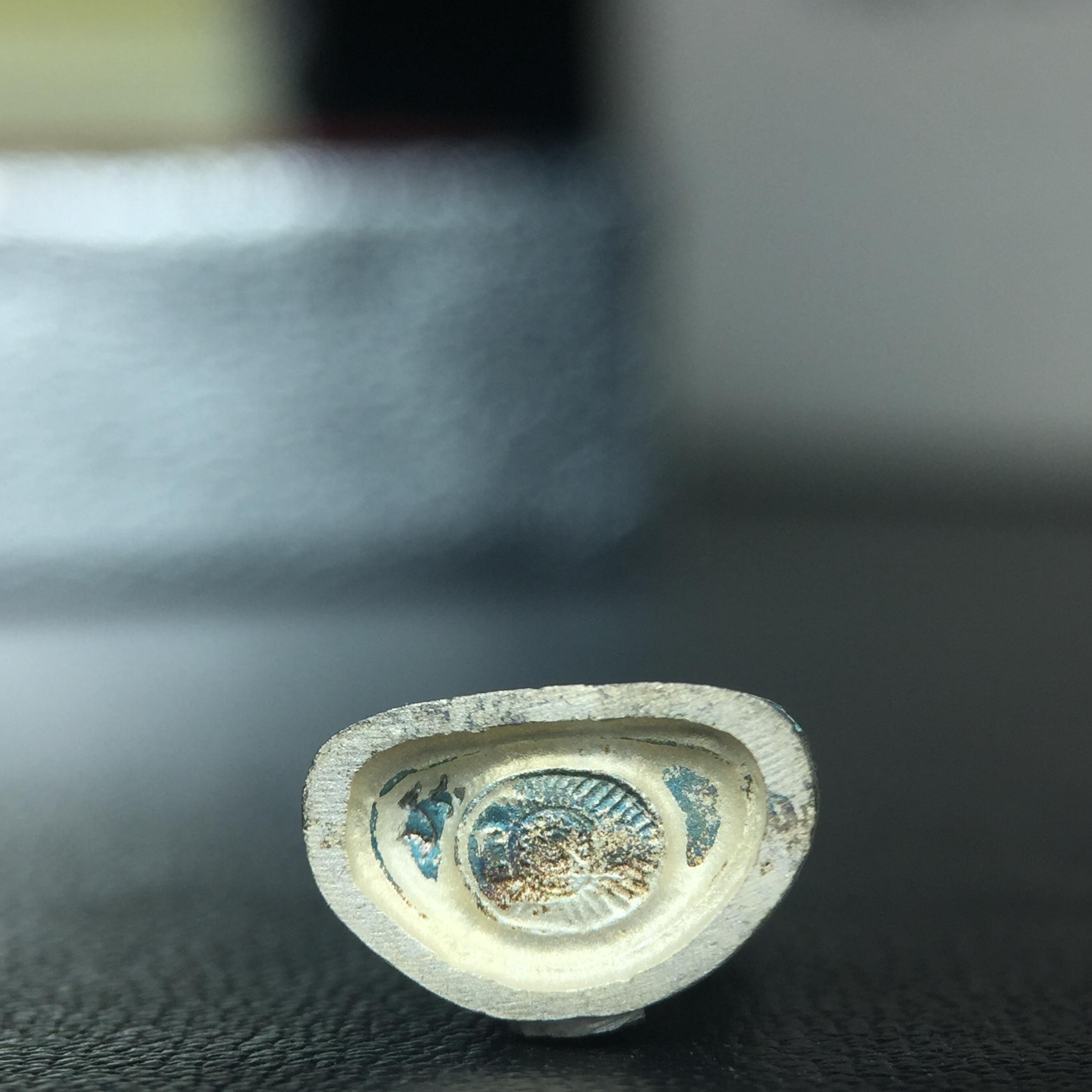 พระชัยวัฒน์พระพุทธนวราชบพิตร ครองสิริราชสมบัติครบ 50 ปี พ.ศ.2540 ขนาดสูง 1.9 ซม. เนื้อเงิน(ผิวเดิมๆขึ้นสีรุ้งธรรมชาติแบบนิยม(หายาก)สวย) พร้อมกล่องบรรจุเดิมครบสมบูรณ์ 1ใน 9500 องค์(พุทธนวราชบพิตร นิมิตรหมายแห่งความสามัคคี ด้วยไมตรีแห่งองค์พระภูมิพล)