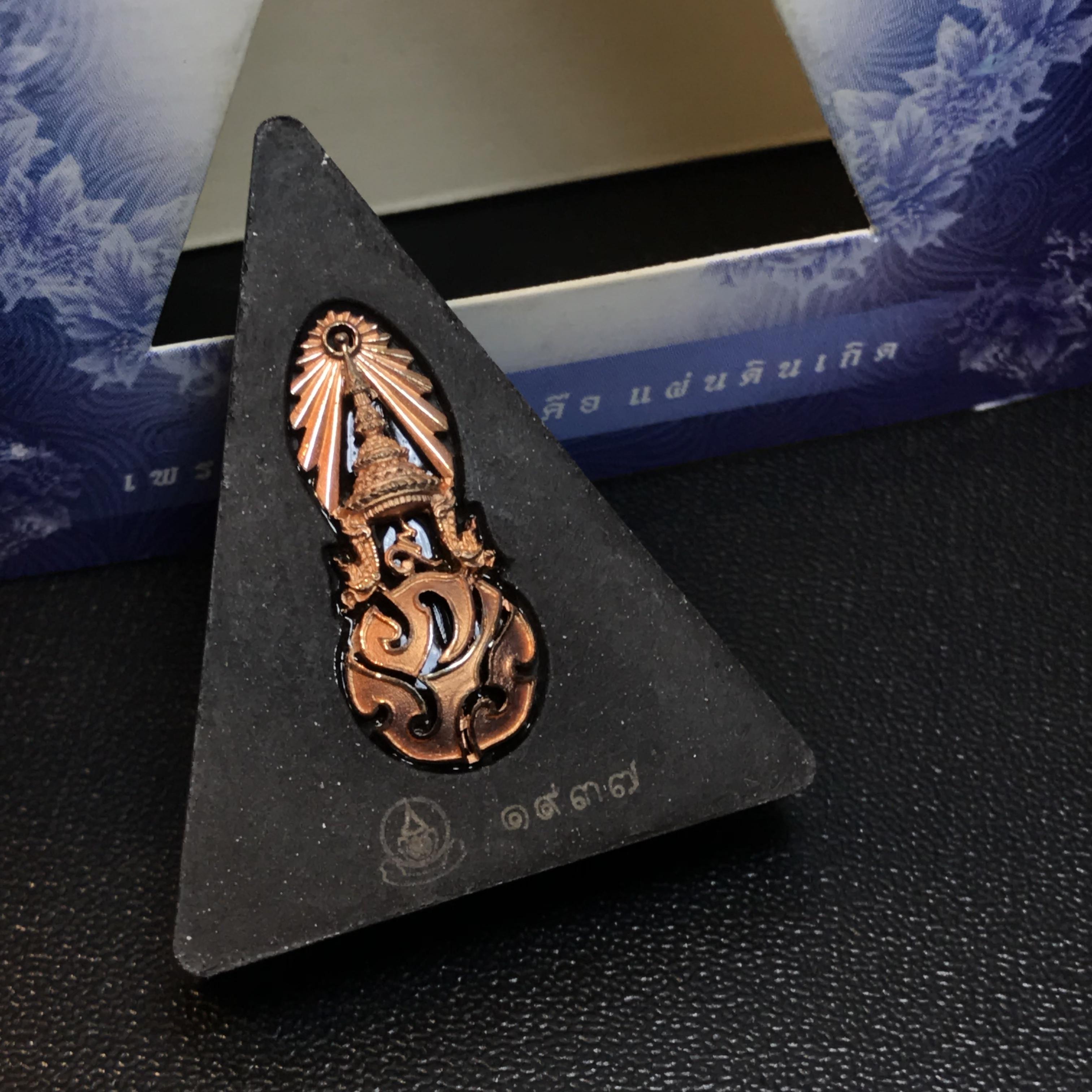 พระพุทธชินราช ภปร. โครงการ เพราะแผ่นดินนี้คือแผ่นดินเกิด ปี2551 เนื้อผง ด้านหน้าปิดทอง หลัง ภ.ป.ร. ทองแดง (มวลสารพระราชทานเส้นพระเจ้า (เส้นผม) ของพระบาทสมเด็จพระเจ้าอยู่หัวรัชกาลที่9)