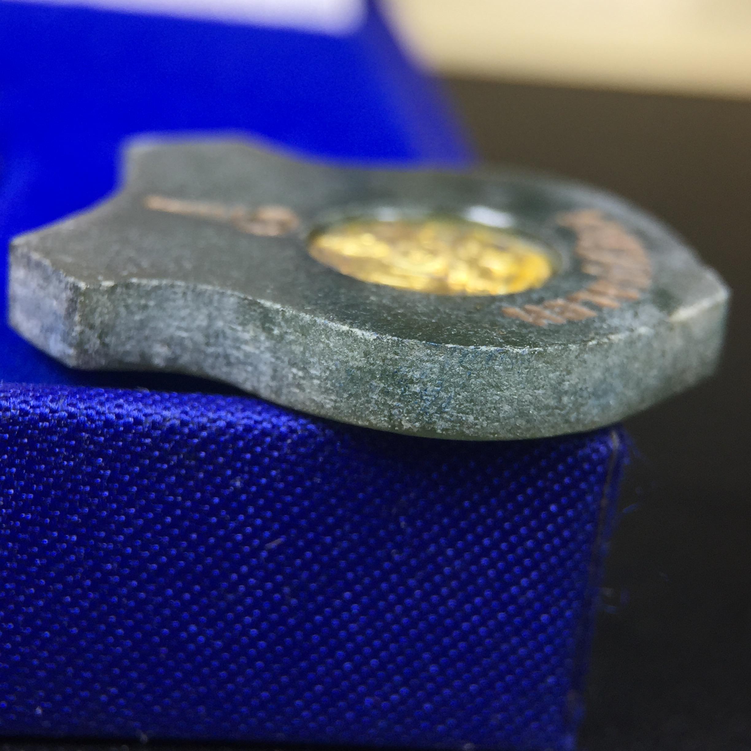 พระพุทธโสธร เนื้อหยก(รุ่นแรก)รุ่นประวัติศาสตร์ พุทธาภิเษก วันที่ 3 กันยายน พ.ศ.2543 ณ พระอุโบสถวัดโสธรวรารามวรวิหาร อ.เมือง จ.ฉะเชิงเทรา พิมพ์รูปอาร์มด้านหลังพระมีโค๊ตแผ่นทองคำแท้กำกับทุกองค์พร้อมกล่องบรรจุและบัตรรับรองเดิมครบชุด (1 ใน 3999 องค์)นิยมหายาก