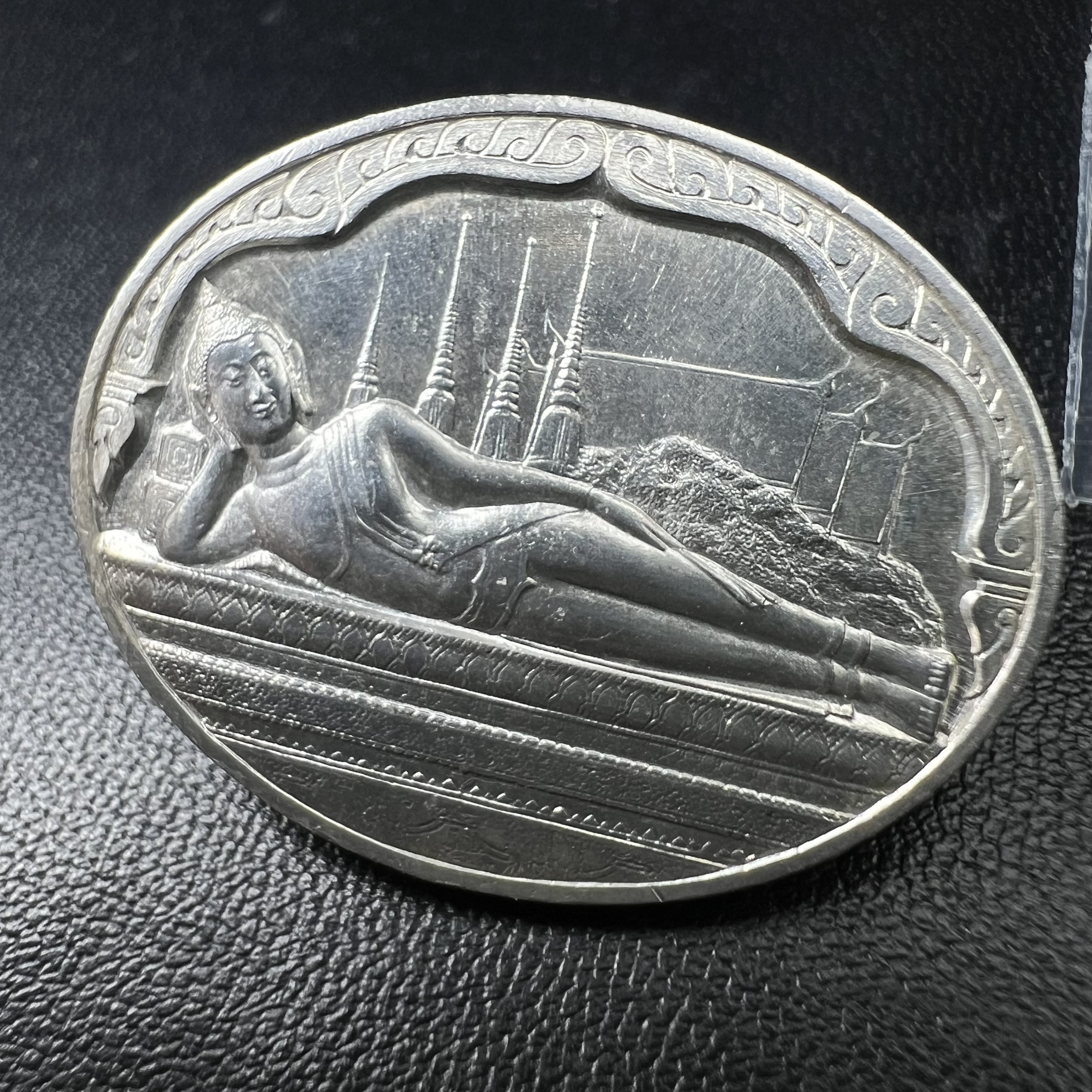 เหรียญพระนอน พระพุทธปรางค์ไสยาสน์ วัดพระเชตุพลวิมลมังคลาราม (วัดโพธิ์) หลัง ภปร. มหามงคลเฉลิมพระชนมพรรษาในหลวงรัชกาลที่9 ครบ 5 รอบ 60 พรรษา ปี 2530 (คัดสภาพสวยซีนซองเดิม)(เนื้อเงินพบเจอน้อยหายาก)เหรียญดี..พิธีใหญ่..พุทธคุณเยี่ยม