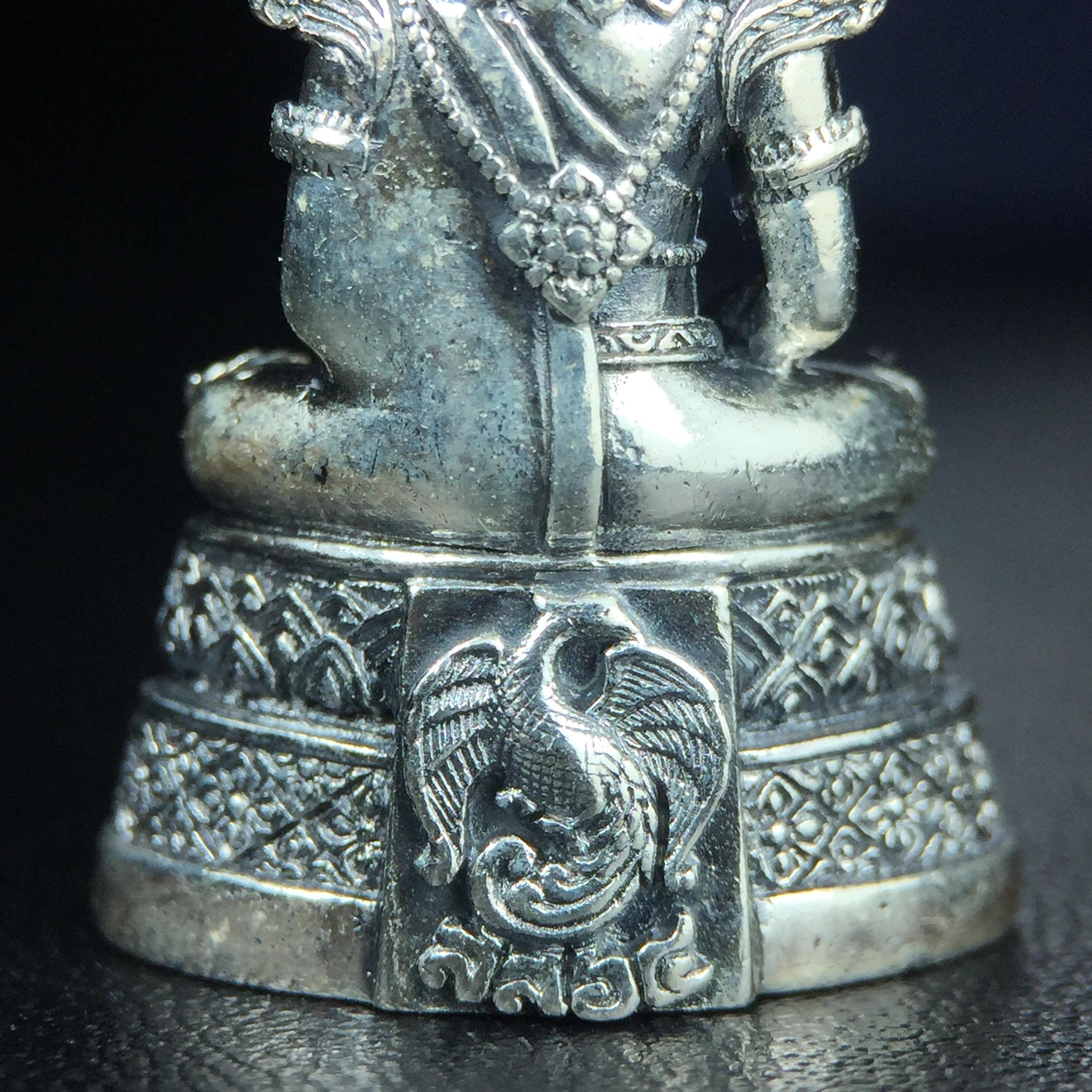 พระแก้วมรกต กรมสรรพสามิตจัดสร้างขึ้นเนื่องในโอกาสครบรอบ 64 ปีของกรมสรรพสามิต และเนื่องในวโรกาสที่พระบาทสมเด็จพระเจ้าอยู่หัวทรงครองราชย์ครบ 50 ปีในปีกาญจนาภิเษก เมื่อ พ.ศ.2539 เนื้อเงินรมดำขัดเงาพร้อมกล่องบรรจุเดิม