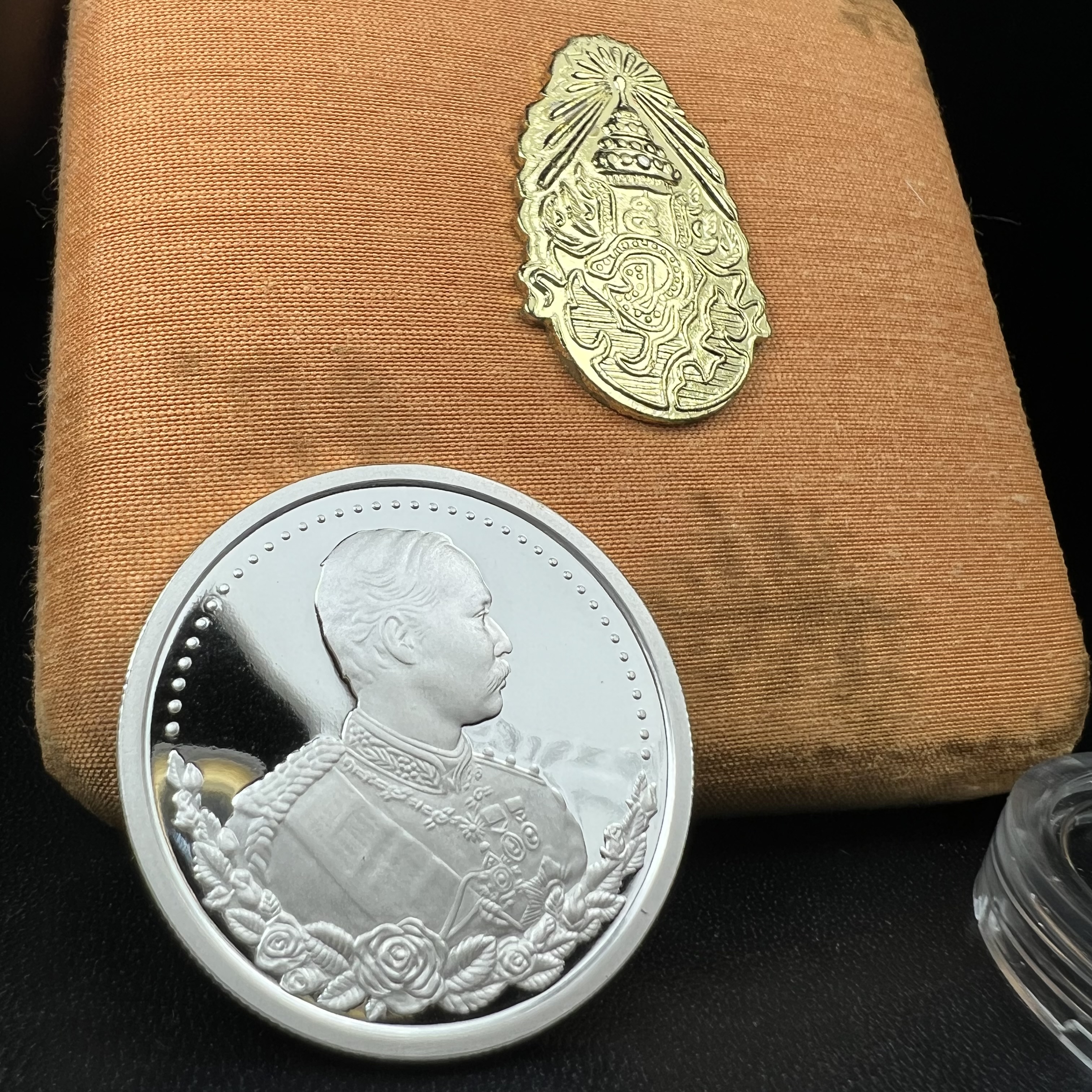 เหรียญรัชกาลที่ 5 หลัง 12 นักษัตริย์ รุ่นมหาลาภ ปี 2539 เนื้อเงินขัดเงา บล็อกนอก(เพิร์ธ)ออสเตรเรีย ขนาด 3.2 ซ.ม. กล่องบรรจุเดิมครบสมบูรณ์สวยงาม พิธีพุทธาภิเษก ณ.พระอุโบสถ วัดพระแก้ว สมเด็จพระญาณสังวร สมเด็จพระสังฆราช เป็นประธานพิธี