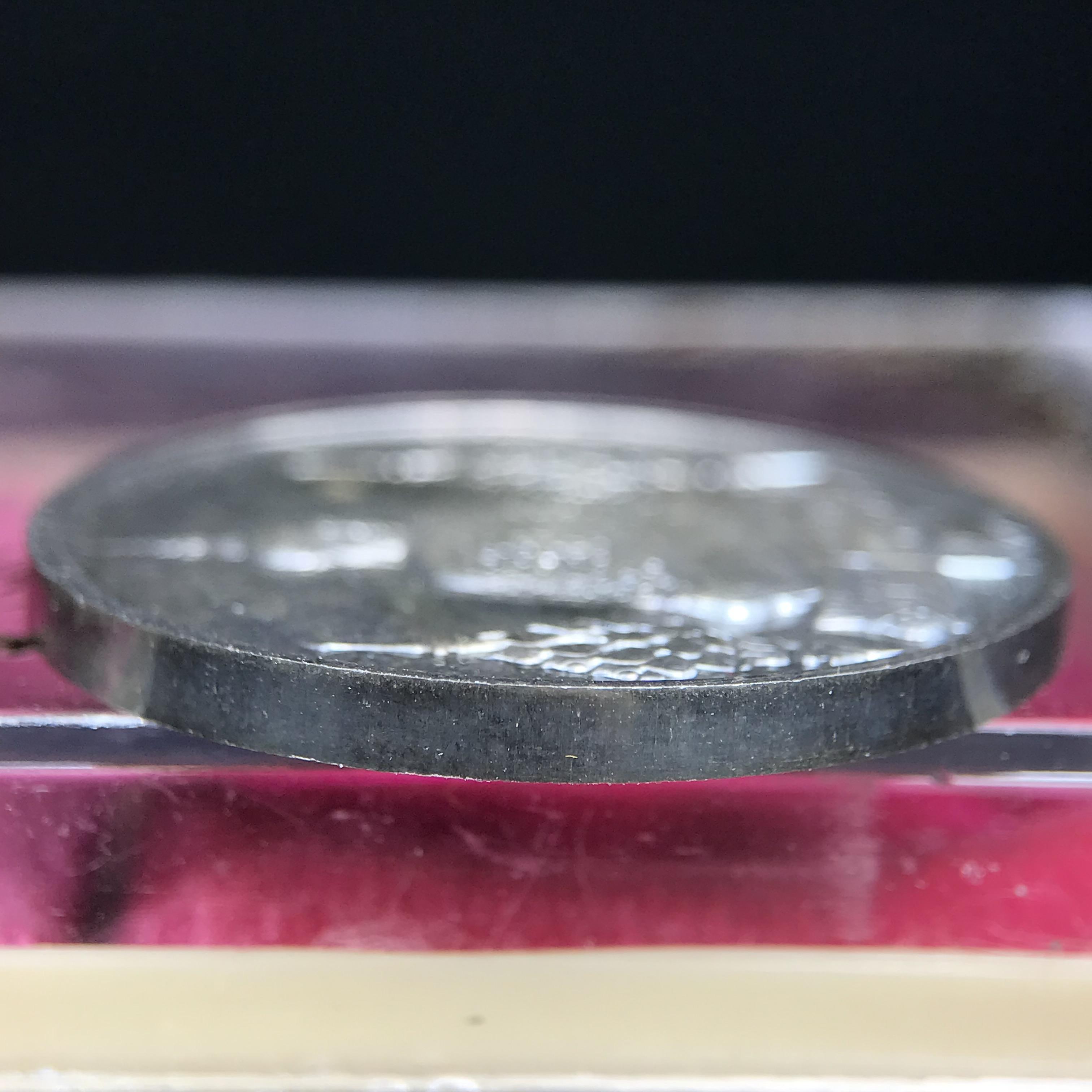 เหรียญพระแก้วมรกตหลัง ภปร. ฉลองกรุงรัตนโกสินทร์ครบ 200 ปี พ.ศ.2525 เนื้อเงิน(ผิวเดิมสวย)กล่องบรรจุเดิมครบ 3พิมพ์ ร้อน ฝน หนาว(บล็อกแรกไม่มีพระราชศรัธานิยม)(ในหลวงรัชกาลที่9 เสด็จในพิธี)พระคู่บ้านคู่เมือง...พระดี...พิธีใหญ่(บล็อกแรกครบชุด ผิวเดิม หายาก)