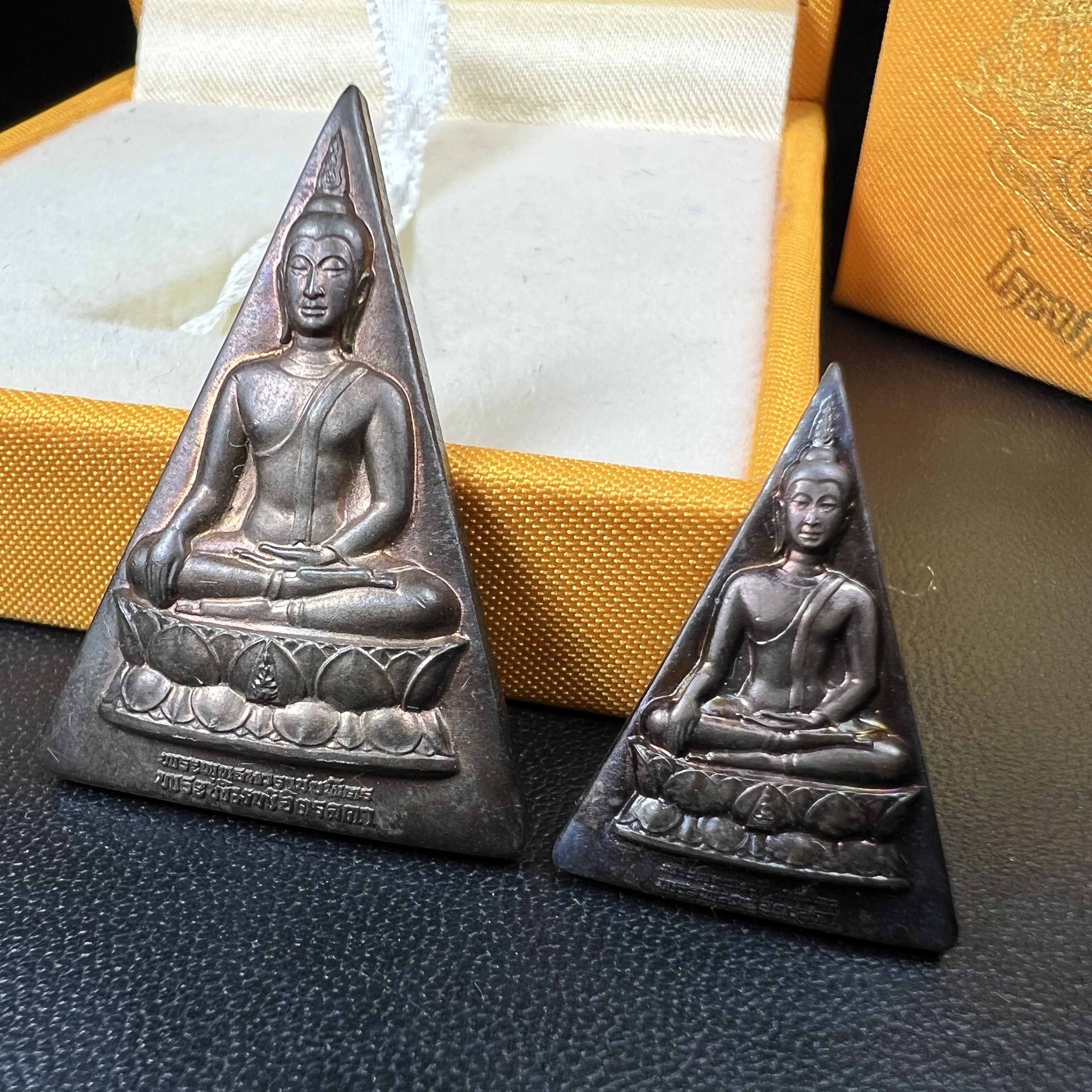 พระพุทธนวราชบพิตร พระพิมพ์จิตรลดา โครงการหลวง ปี2539 (พิมพ์ใหญ่+พิมพ์เล็ก) เนื้อนวโลหะ พร้อมกล่องบรรจุเดิม พิธีใหญ่ ปลุกเสกวัดพระแก้ว(1ชุด 2 องค์)