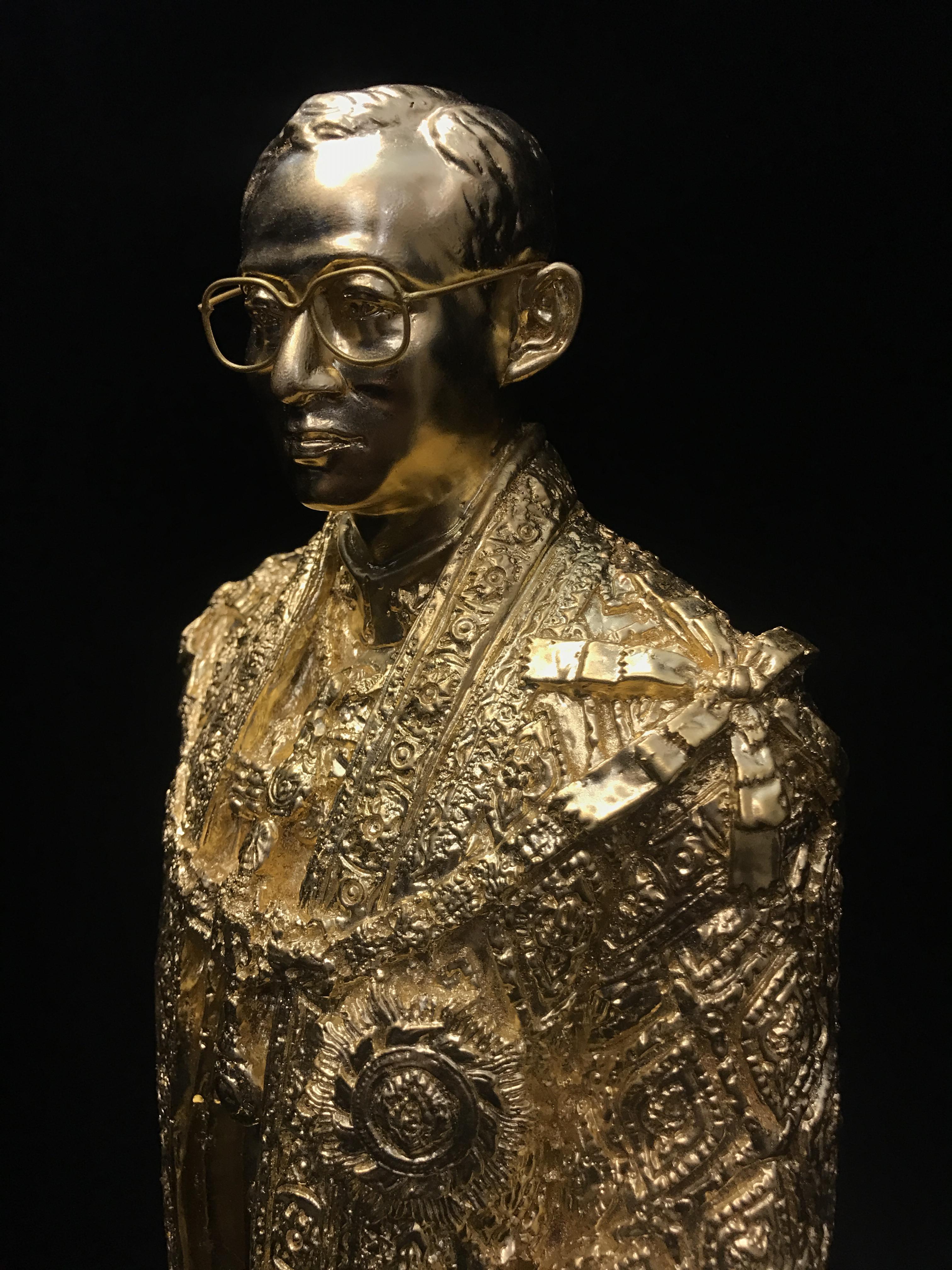 พระบรมรูปจำลองในหลวง รัชกาลที่ ๙ จัดสร้างโดย สมาคมศิษย์เก่าวิทยาศาสตร์ จุฬาลงกรณ์มหาวิทยาลัยและคณะวิทยาศาสตร์ จุฬาลงกรณ์มหาวิทยาลัย ปี2539(พร้อมกล่องบรรจุเดิมและใบรับรองจากผู้จัดสร้าง)