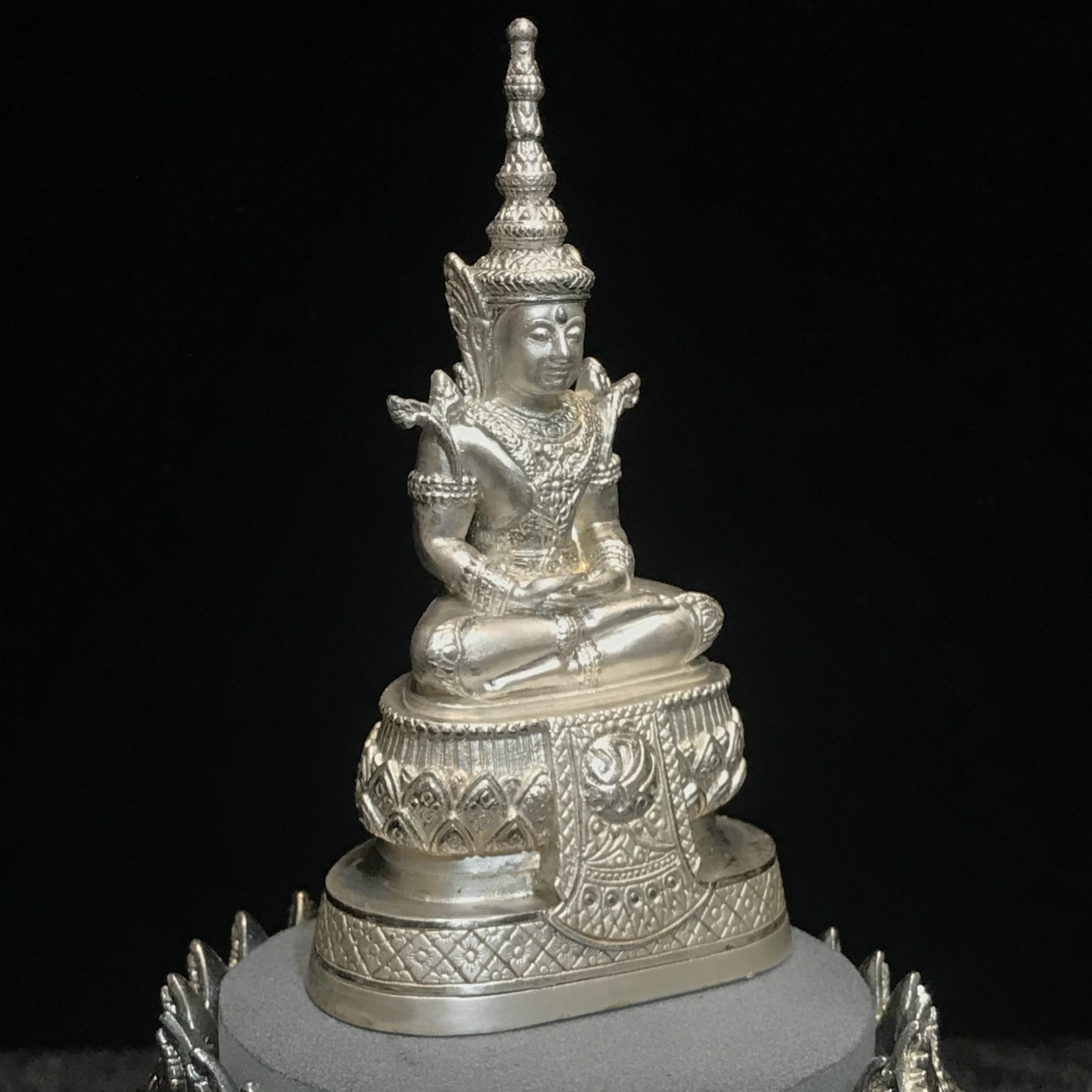 พระแก้วมรกต ภปร.(รุ่นแรก) ปี2545 รุ่นฉลองกรุงรัตนโกสินทร์ครบ 220 ปี หล่อลอยองค์ เนื้อเงิน ขนาดบูชา 50*90 มม. พร้อมฐานวางครอบแก้วเดิม(สวยงามและหายากมาก)