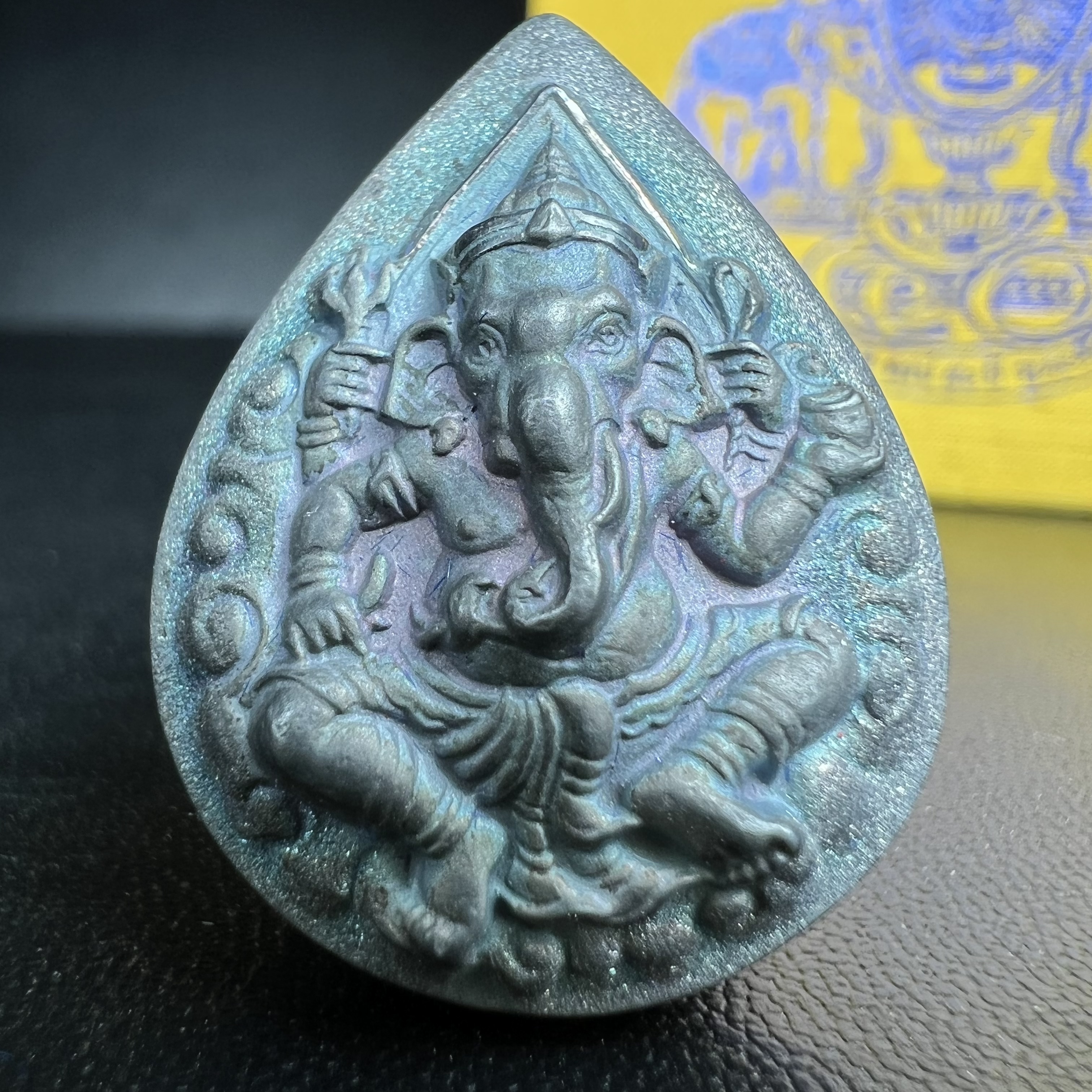 เหรียญพระพิฆเนศวร ญสส. ชุดกาญจนาภิเษกครองราชย์ 50 ปี พุทธศักราช 2538 พิมพ์ใหญ่(2.9 ซม.) เนื้อเงินผิวเดิมกลับดำขึ้นสีรุ้งเข้มขลังงดงามธรรมชาติสร้างสรรค์ สภาพสวยเดิมพร้อมกล่องบรรจุเดิม ตอกโค๊ดหมายเลขกำกับ(1ใน 5539องค์)