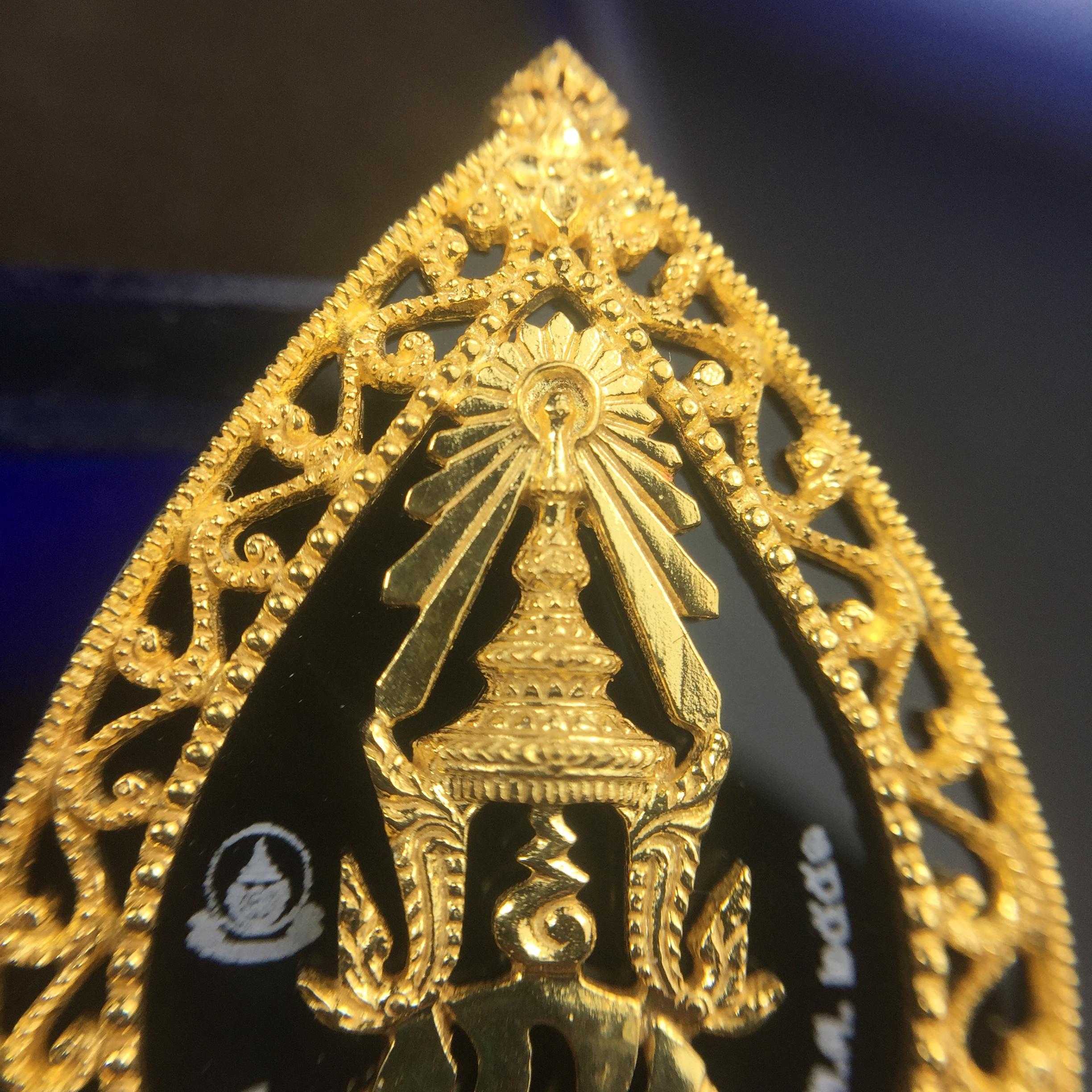 เหรียญพระพุทธชินราช ภปร. รูปหยดน้ำ โครงการ เพราะแผ่นดินนี้คือแผ่นดินเกิด เนื้อทองคำ (นน.รวม 7.3 กรัม) ปี2551 (ขนาด 21 x 29 มม.) (สวยงามหายาก)1ใน 3000องค์