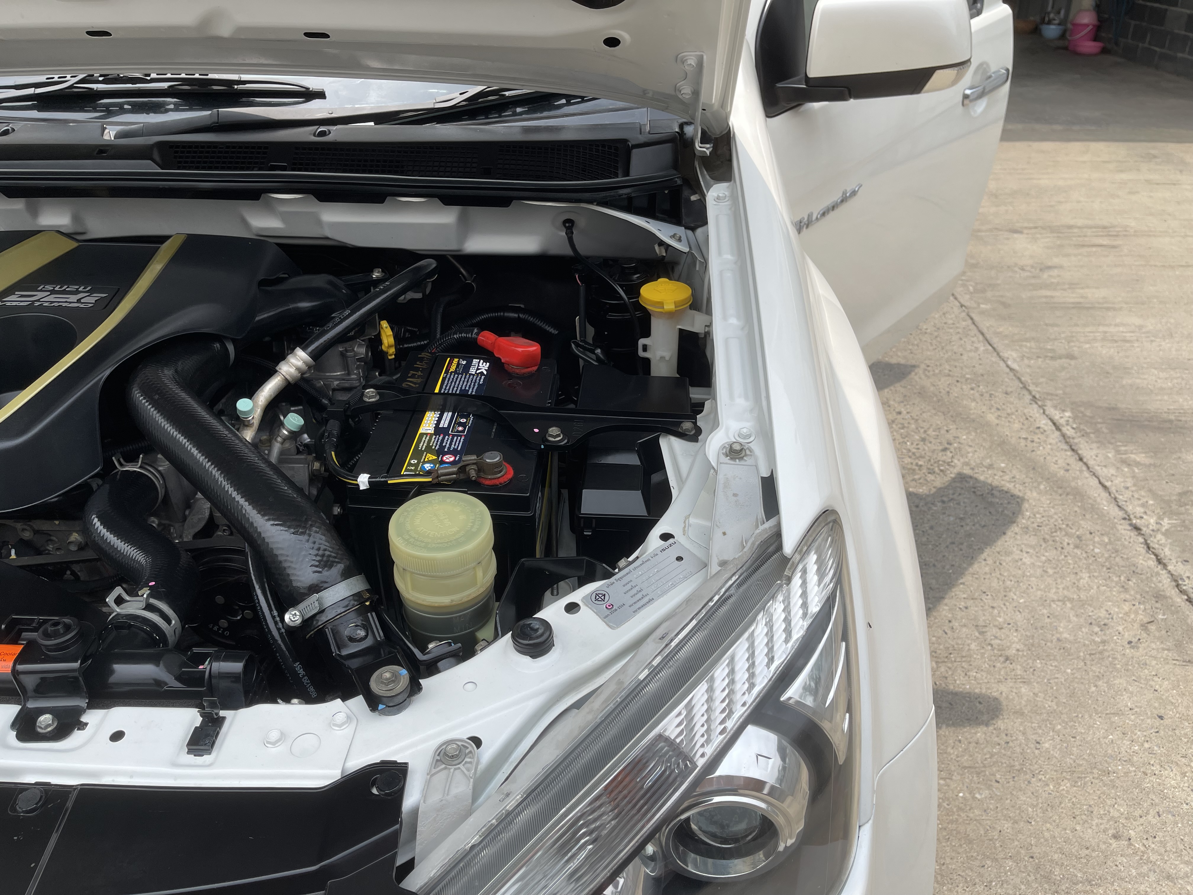 Isuzu Dmax All New 4ประตู Hilander 2.5 Vgs Z Dvd 2015 ขาวมุก