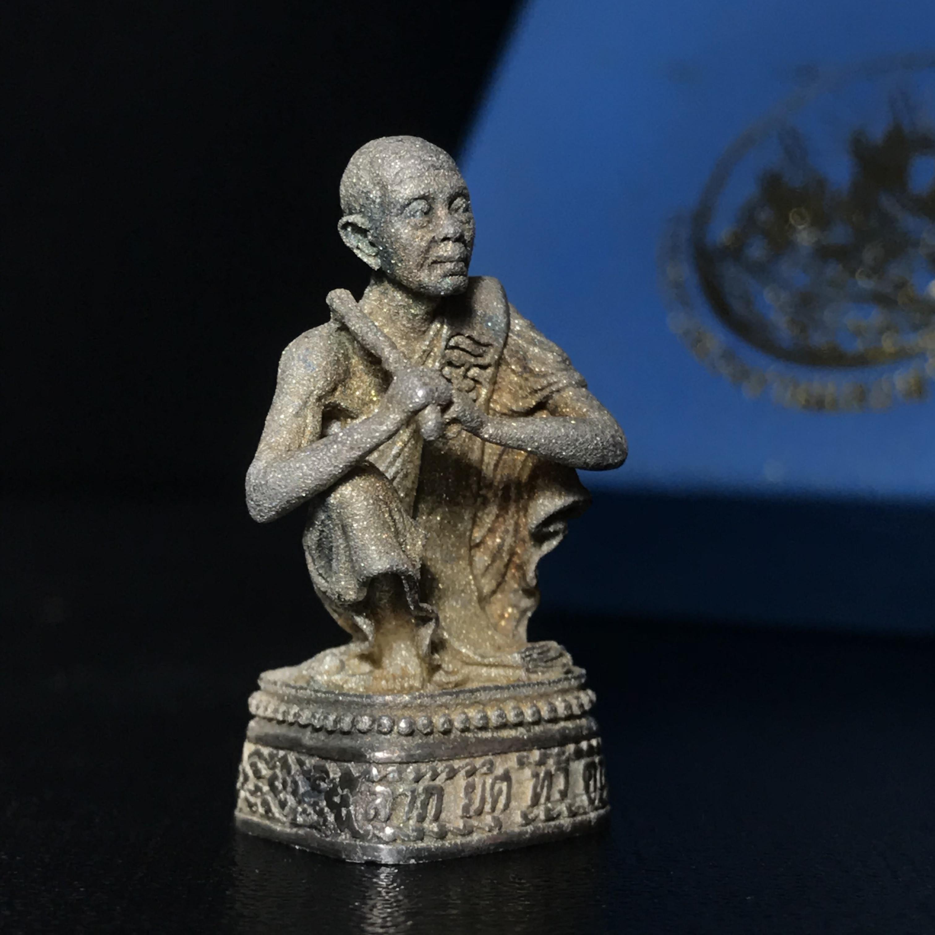 รูปหล่อหลวงพ่อคูณ รุ่นลาภ ยศ ทวีคูณ ปี2538 เนื้อเงินพ่นทรายประกายเพชร พร้อมกล่องบรรจุเดิมครบ(สภาพผิวเดิม นิยม)