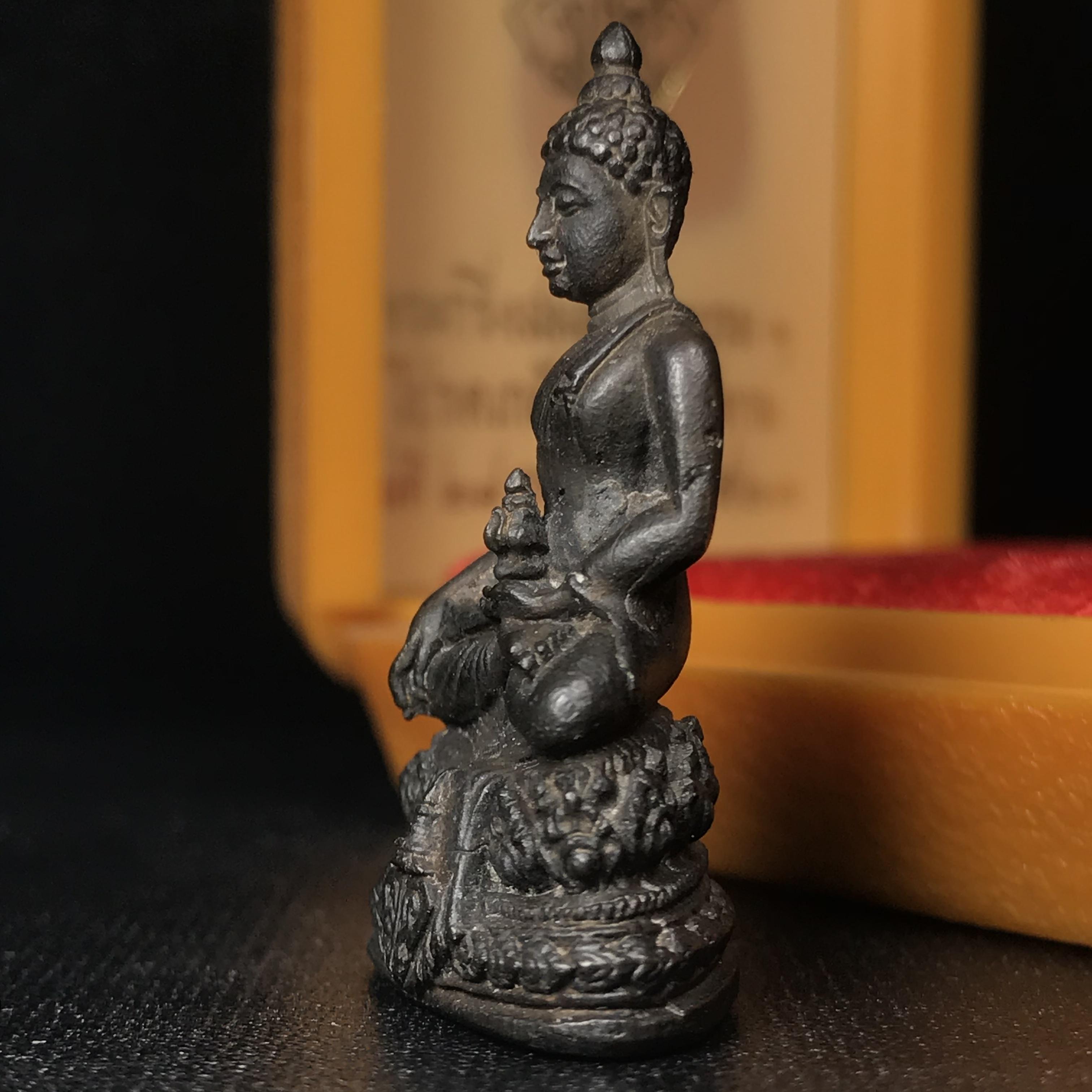 พระกริ่ง มวก(รุ่นแรก)พระราชทาน ปี2523 วัดบวรนิเวศวิหาร เนื้อนวโลหะกล่องบรรจุเดิม(คัดสวยคมชัด เนื้อนวโลหะเข้มขลังตามแบบฉบับงานแกะแม่พิมพ์โดย นายช่างเกษม มงคลเจริญ แบบนิยม พร้อมกล่องบรรจุเดิม)(หลวงปู่โต๊ะร่วมปลุกเสก)