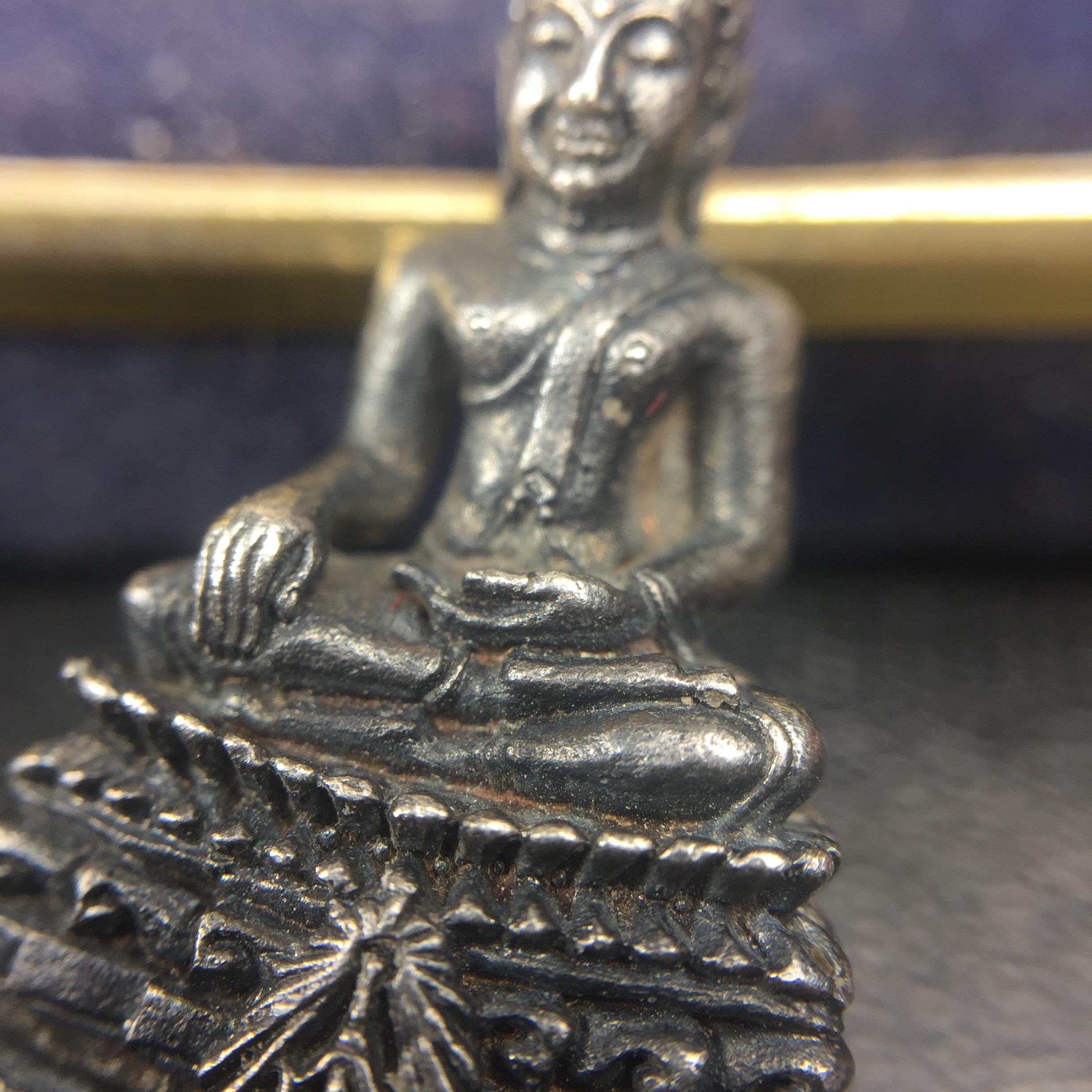 พระกริ่งพระพุทธชินสีห์ ภปร ทันโตเสฏโฐ ปี 2533 เนื้อเงิน (วัตถุมงคลหนึ่งเดียวที่บรรจุพระทนต์(ฟัน)ในหลวงรัชกาลที่9 พระราชทานให้จัดสร้าง)(1ใน1999องค์)