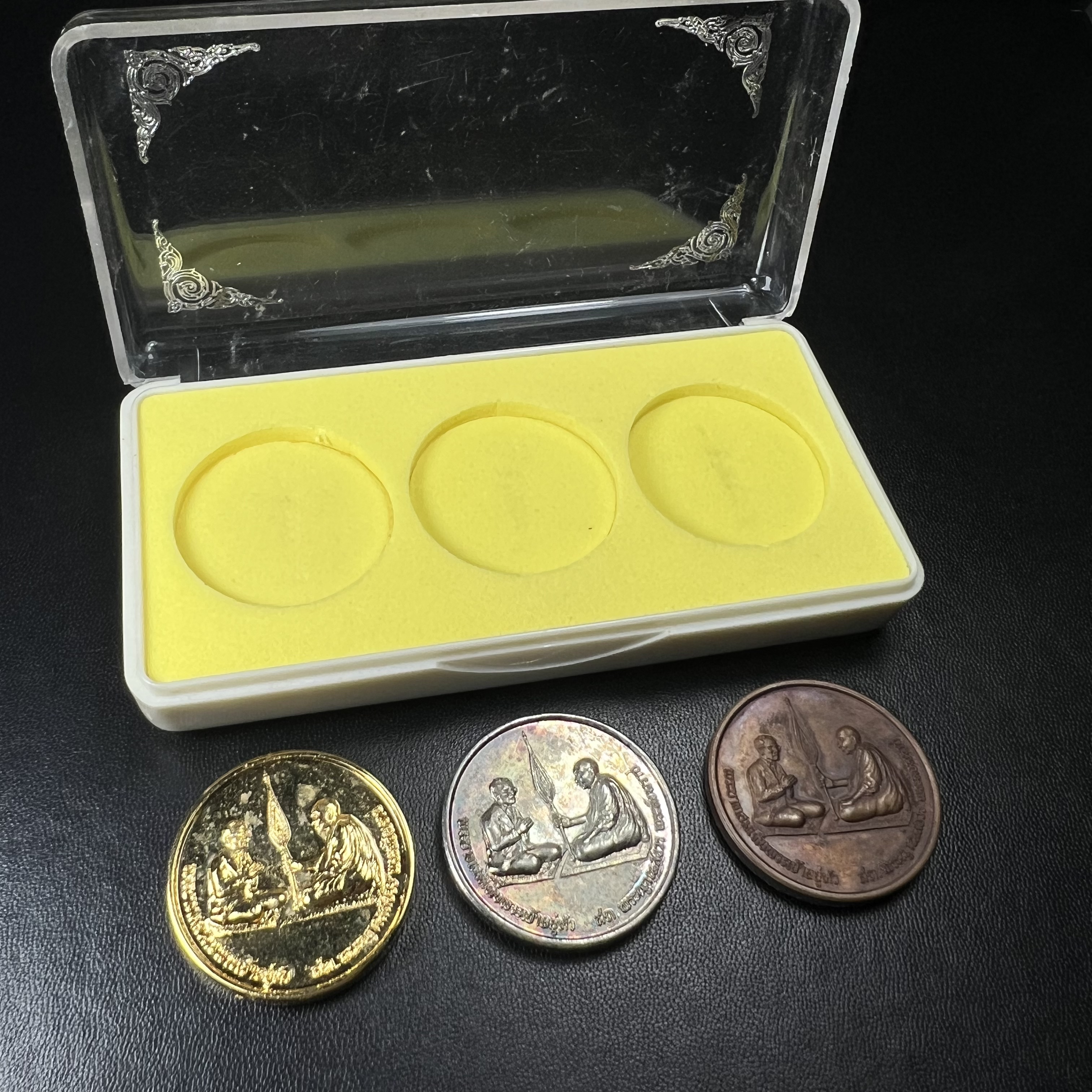 เหรียญสนทนาธรรม ในหลวงรัชกาลที่ 9 สมเด็จพระญาณสังวร หลังพระสยามเทวาธิราช ปี 2543 วัดบวรนิเวศวิหาร ชุดกรรมการ(เนื้อกะไหล่ทอง+กะไหล่เงิน+ทองแดงรมน้ำตาล)พร้อมกล่องบรรจุเดิม(ชุดหายาก สภาพผิวกะไหล่เดิมจากผู้จัดสร้าง ผิวขึ้นรุ้งธรรมชาติสวยจัด แชมป์ๆ)1 ใน 343ชุด