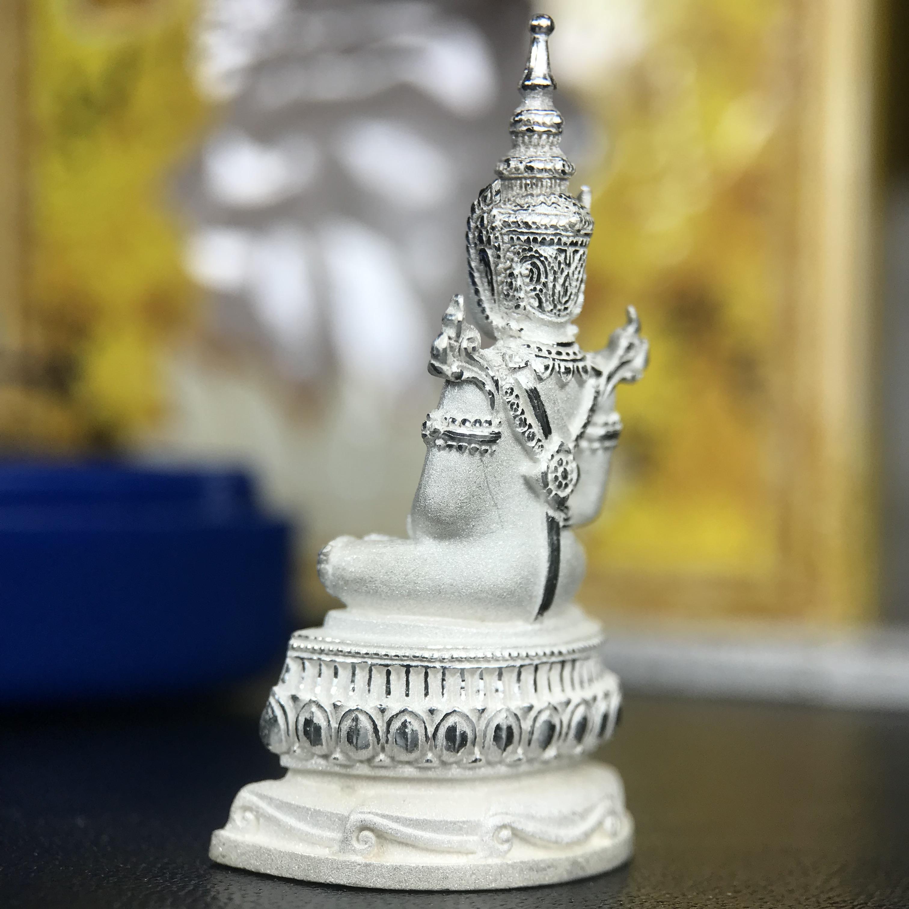 พระแก้วมรกต ทรงเครื่องฤดูร้อน พระราชทานประดิษฐานตราสัญลักษณ์ฉลองสิริราชสมบัติ ครบ 60 ปี ในหลวงรัชกาลที่ 9 พ.ศ.2549 เนื้อเงินลอยองค์พิมพ์ใหญ่ สูง 3.6 ซม. ขนาดหน้าตัก 1/2 นิ้ว (พิธีใหญ่มหาพุทธาภิเษก ณ พระอุโบสถวัดพระแก้ว เกจิอาจารย์ ทั่วประเทศ 108 รูป )