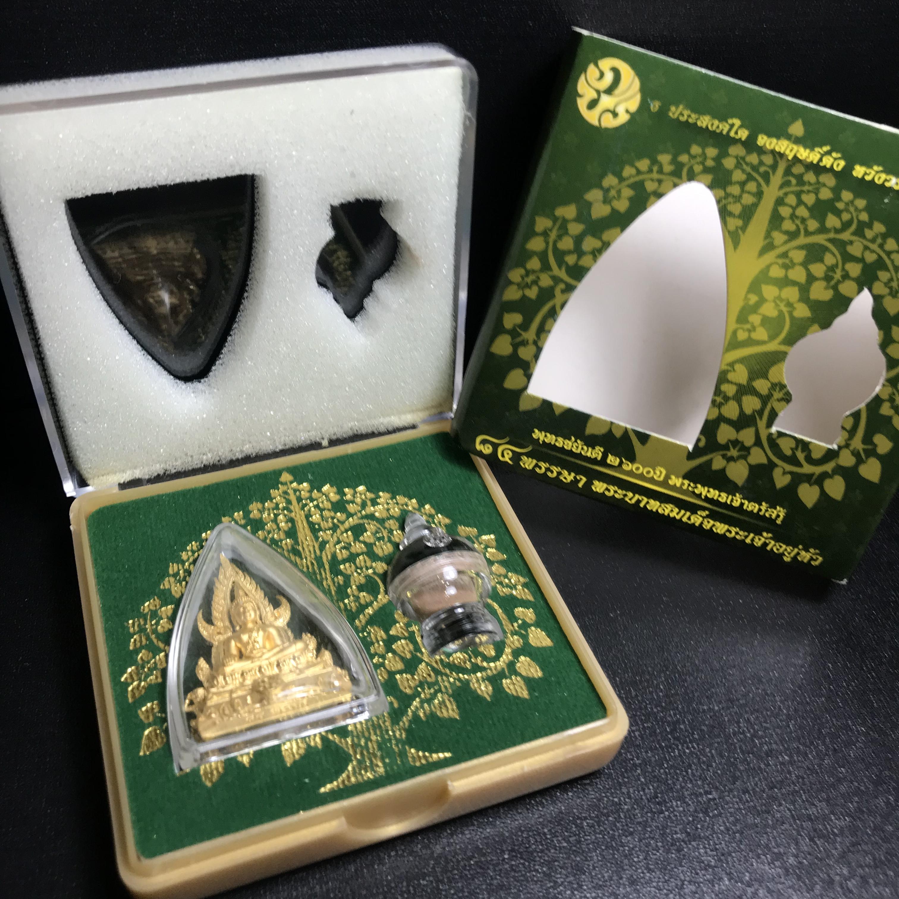 พระพุทธชินราช(จำลอง) ภปร. 84 พรรษา เนื้อทองคำ พิมพ์กลางขนาดหน้าตัก 1/2 นิ้ว(1ใน1000องค์) )(พระราชทานมวลสาร จิตรลดาและเส้นพระเจ้า(เส้นผม)รัชกาลที่9)