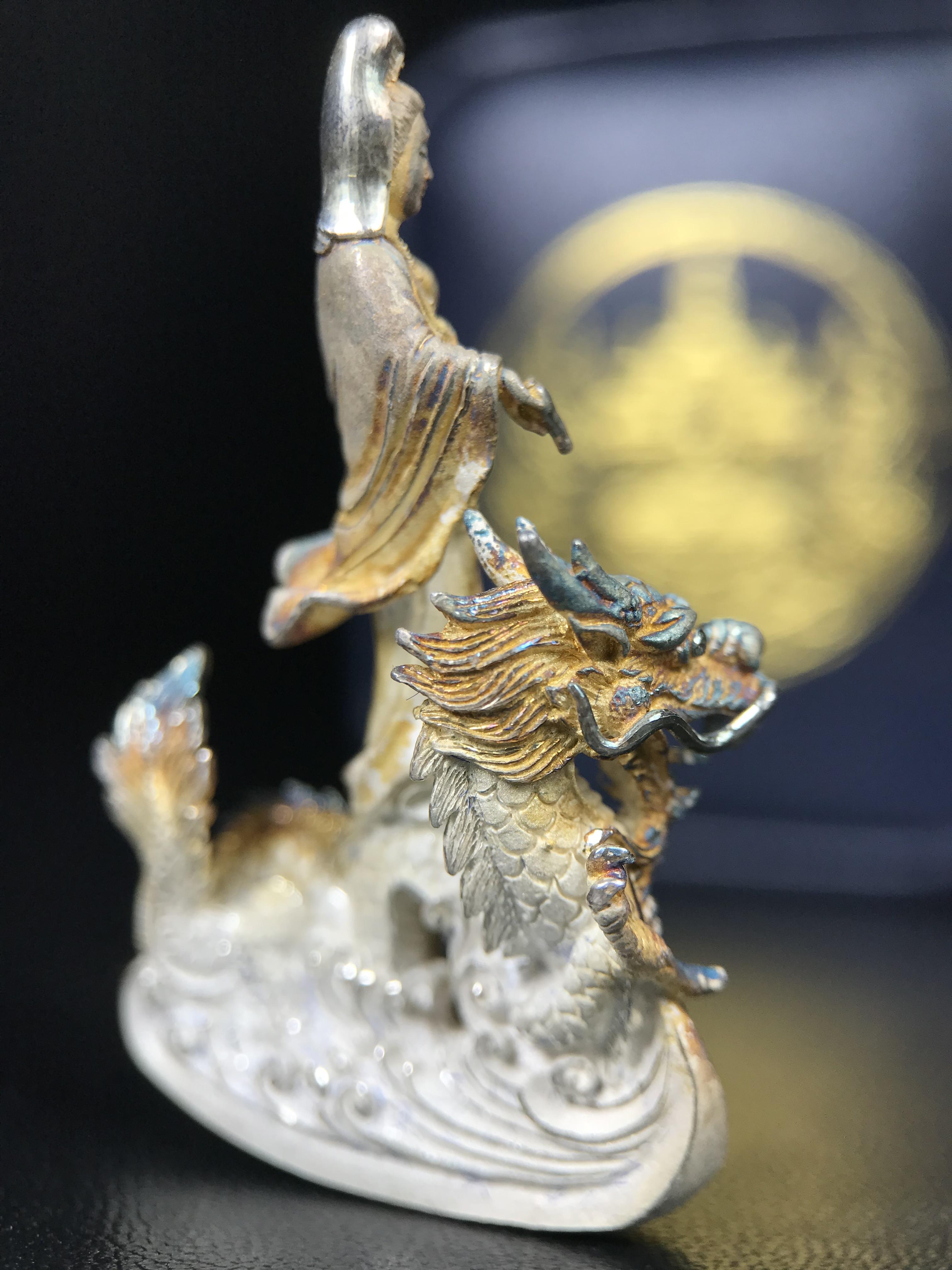 รูปหล่อลอยองค์พระโพธิสัตว์กวนอิม ทรงประทับมังกร จ.ระนอง ปี 2539 เนื้อเงิน พิมพ์ใหญ่(ผิวรุ้งไฟ)(สภาพผิวเดิมขึ้นสีรุ้งธรรมชาติสวยแบบนิยม)(เสน่ห์พระเนื้อเงินสีสันที่ธรรมชาติสรรค์สร้าง)เฉลิมฉลองในวโรกาสที่พระบาทสมเด็จพระเจ้าอยู่หัวทรงครองสิริราชสมบัติครบ50ปี