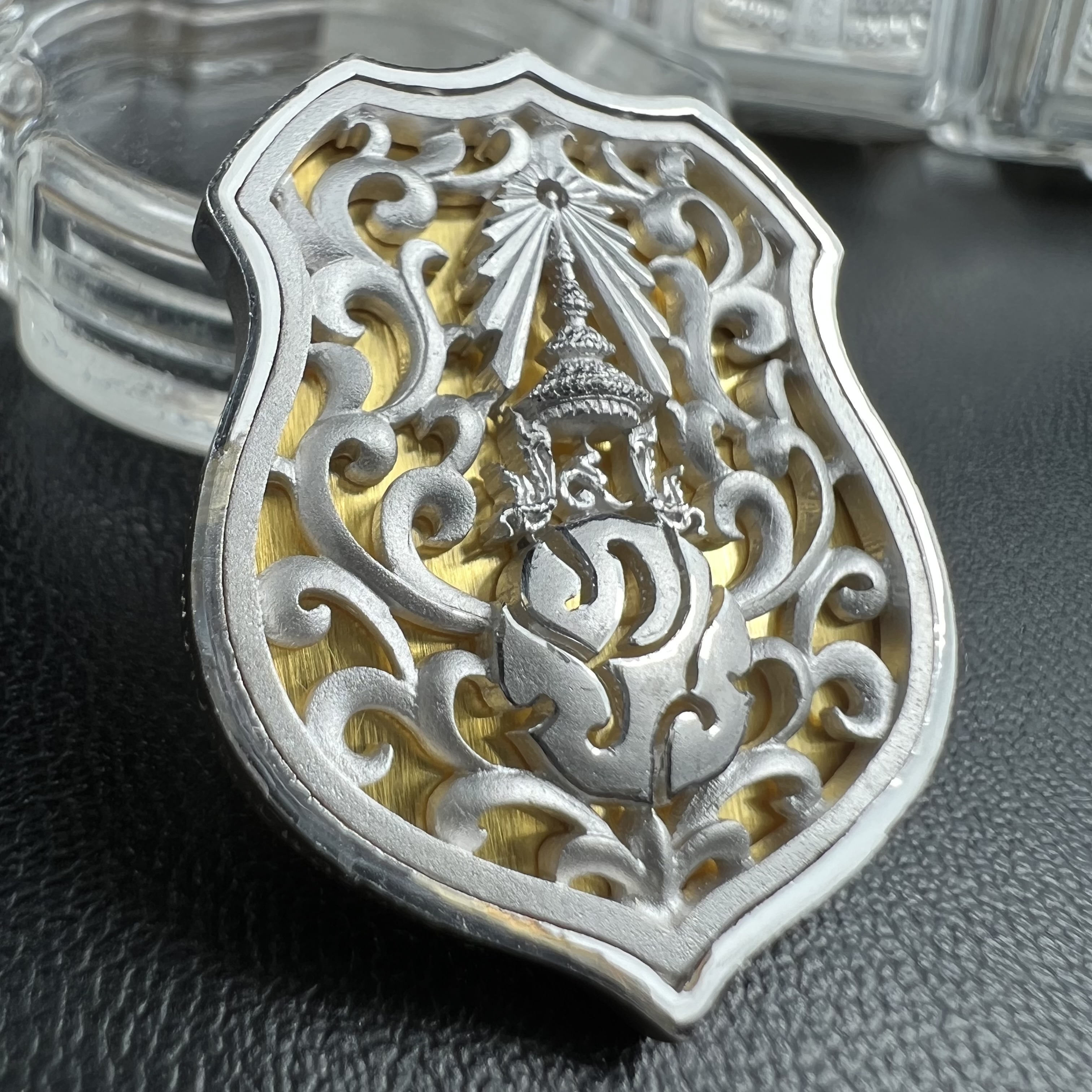 พระพุทธรูปคุ้มเกล้าฯ ภปร.(ใต้ร่มพระบารมี คุ้มเกล้า) 60ปี รพ.ภูมิพลฯ พ.ศ.2552 เหรียญเนื้อเงิน ชุบทองคำขาว(พิมพ์ รูปอาร์ม+รูปใบมะขาม+รูปห้าเหลี่ยม)(1ชุด 3 พิมพ์ ครบทุกแบบที่จัดสร้าง)1 ใน 5000 เหรียญ ครบชุดหายาก