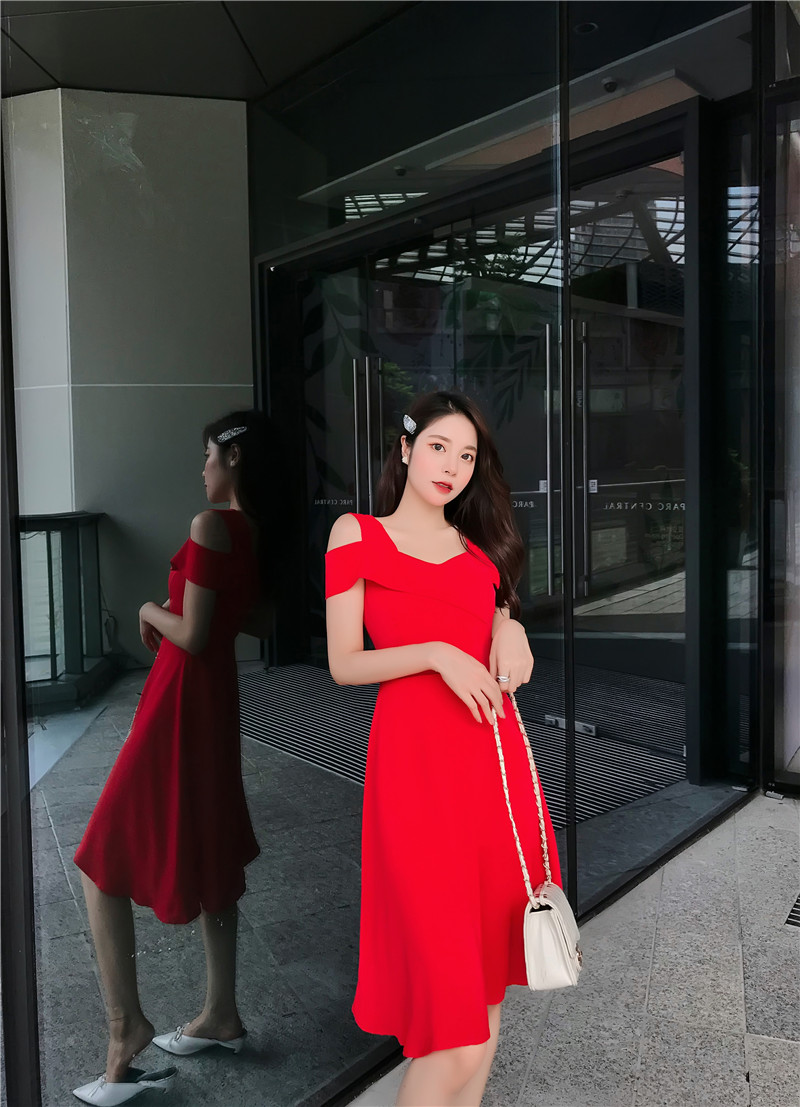 ชุดเดรสสั้นผ้ายืดสีแดง คอเหลี่ยม แขนสั้นโชว์ไหล่ กระโปรงทรงเอสวยสดใส