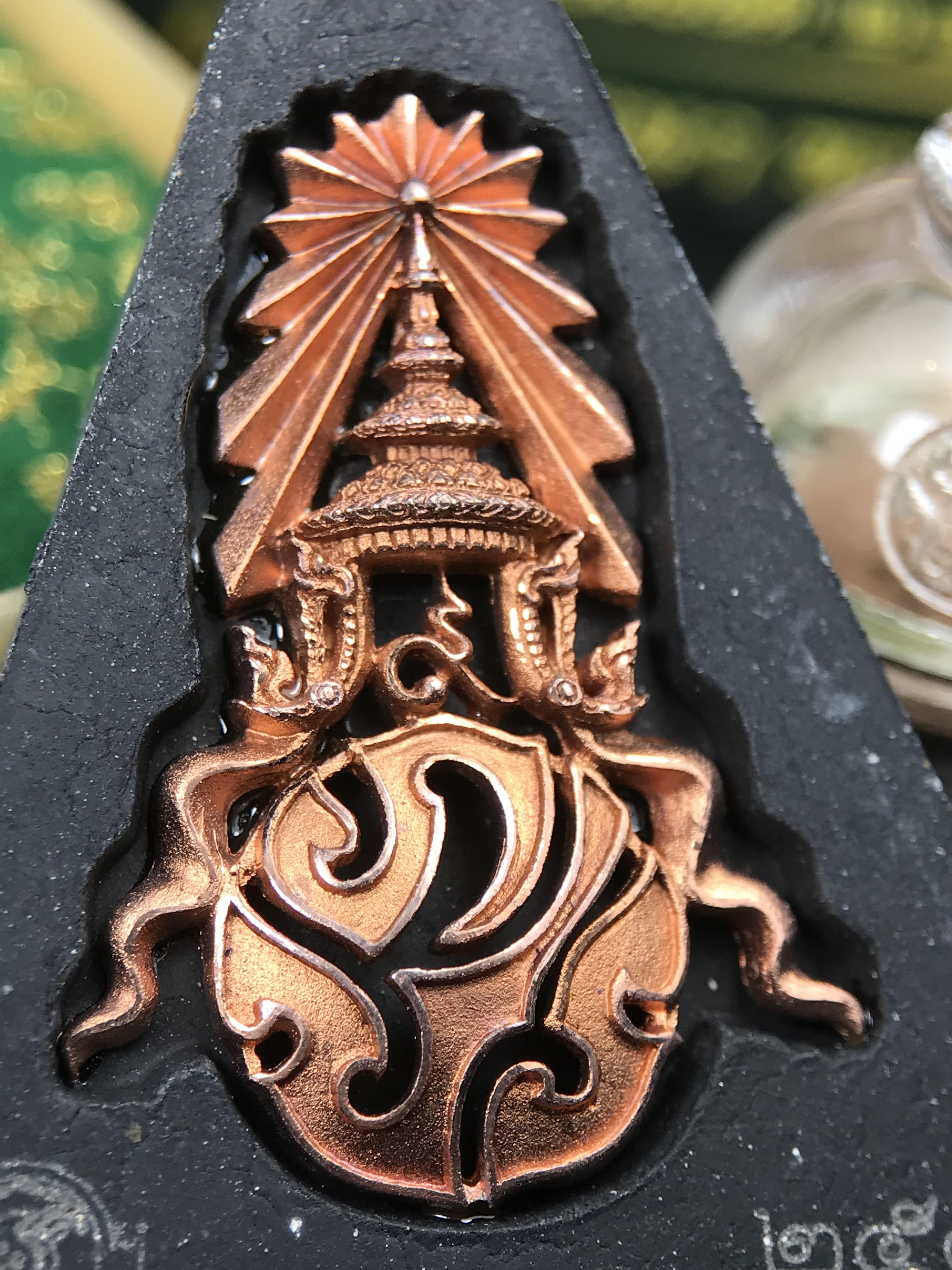 พระพุทธชินราช ภปร. 84พรรษา เนื้อผงปิดทองด้านหน้า หลัง ภ.ป.ร. เนื้อแดง (พระราชทานมวลสาร จิตรลดาและเส้นพระเจ้า(เส้นผม)ในหลวงรัชกาลที่9)พุทธศิลป์ทรงคุณค่าอีกหนึ่งรุ่นยอดนิยม(องค์หมายเลข ๒๕๔๙)1 ใน 10000 องค์