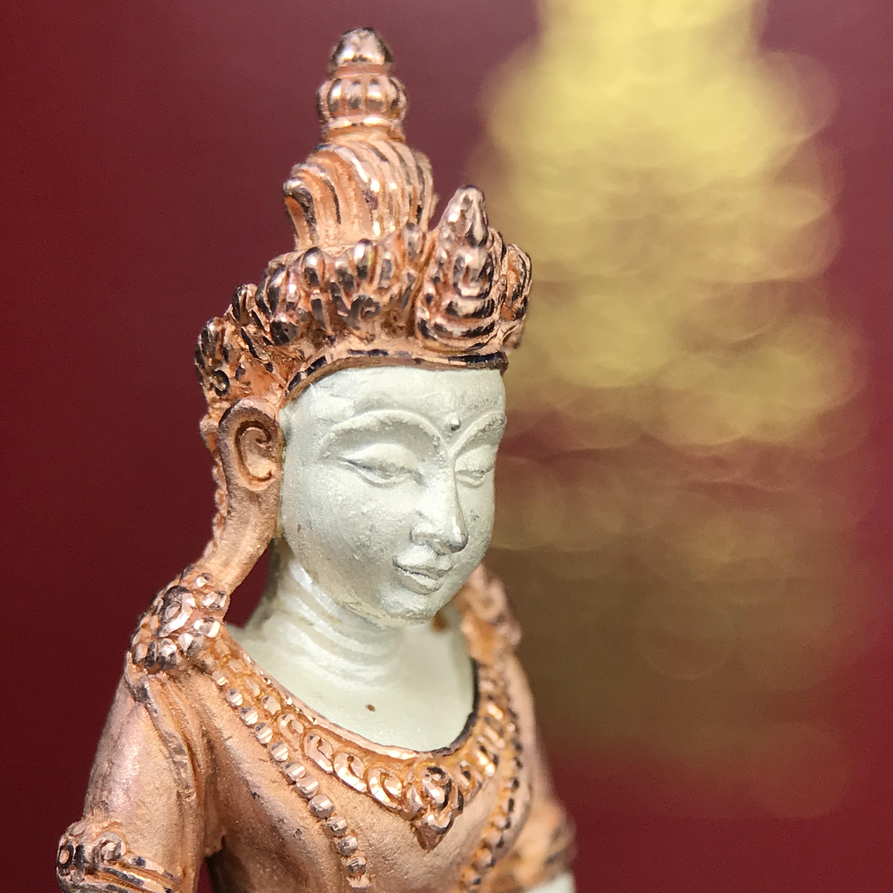 พระกริ่งอวโลกิเตศวร ( เจ้าแม่กวนอิม ) วัดโพธิ์แมนคุณาราม รุ่นอุดมโภคทรัพย์ พ.ศ.2539 เนื้อเงิน 3 กษัตริย์ ผิวสวยเดิมพร้อมกล่องบรรจุเดิม (อีกหนึ่งรุ่นยอดนิยม พุทธศิลป์สวยงดงาม)