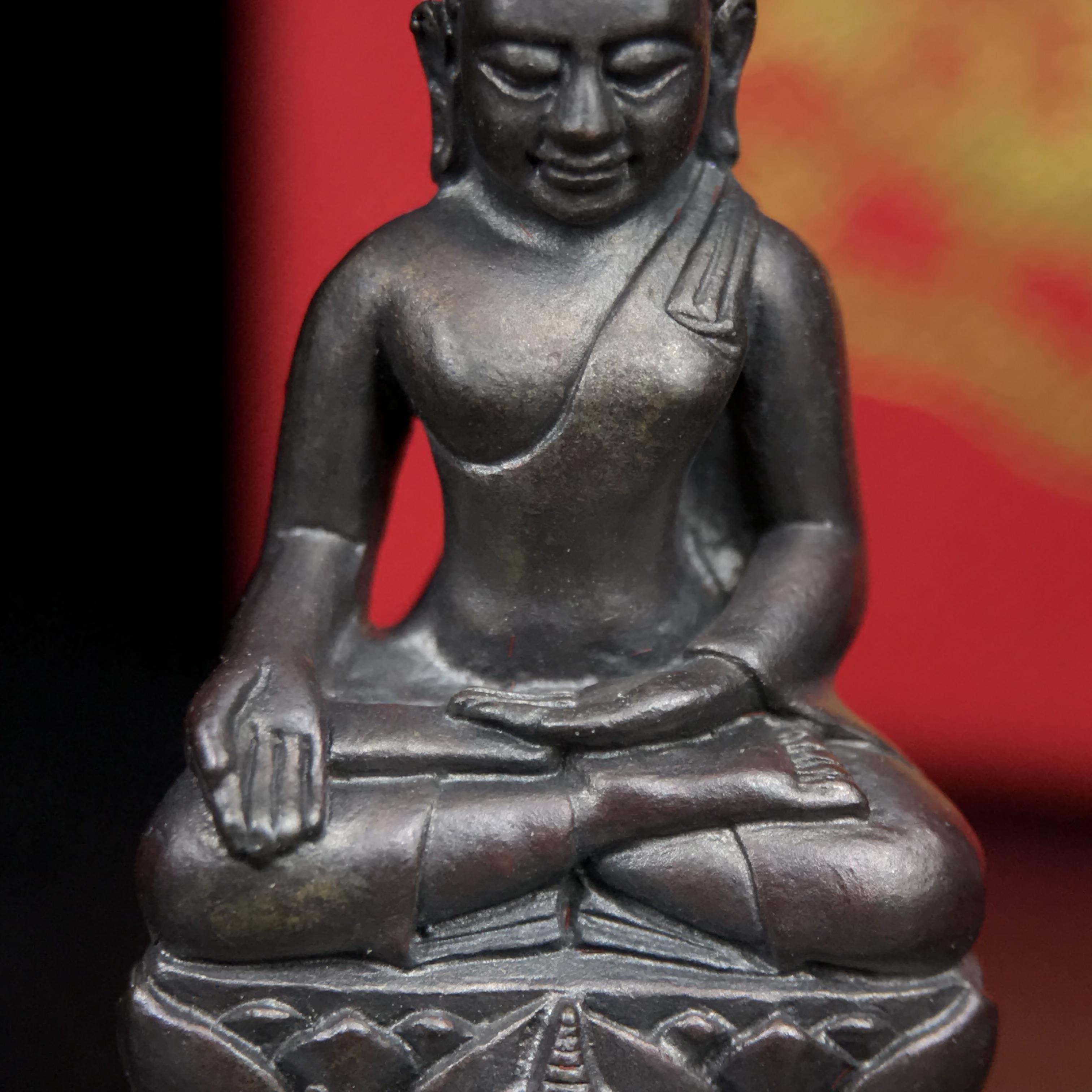 พระกริ่งไพรีพินาศ บรรจุเหล็กไหล ครั้งแรกและครั้งเดียวในประวัติศาสตร์ เฉลิมพระเกียรติ พระบาทสมเด็จพระเจ้าอยู่หัวรัชกาลที่9 พระชนมพรรษา 6 รอบ ปี2542 เนื้อนวโลหะผสมทองคำ(บรรจุเหล็กไหล)ดีนอก-ดีใน พิธีใหญ่ มวลสารเด่น (หายาก)