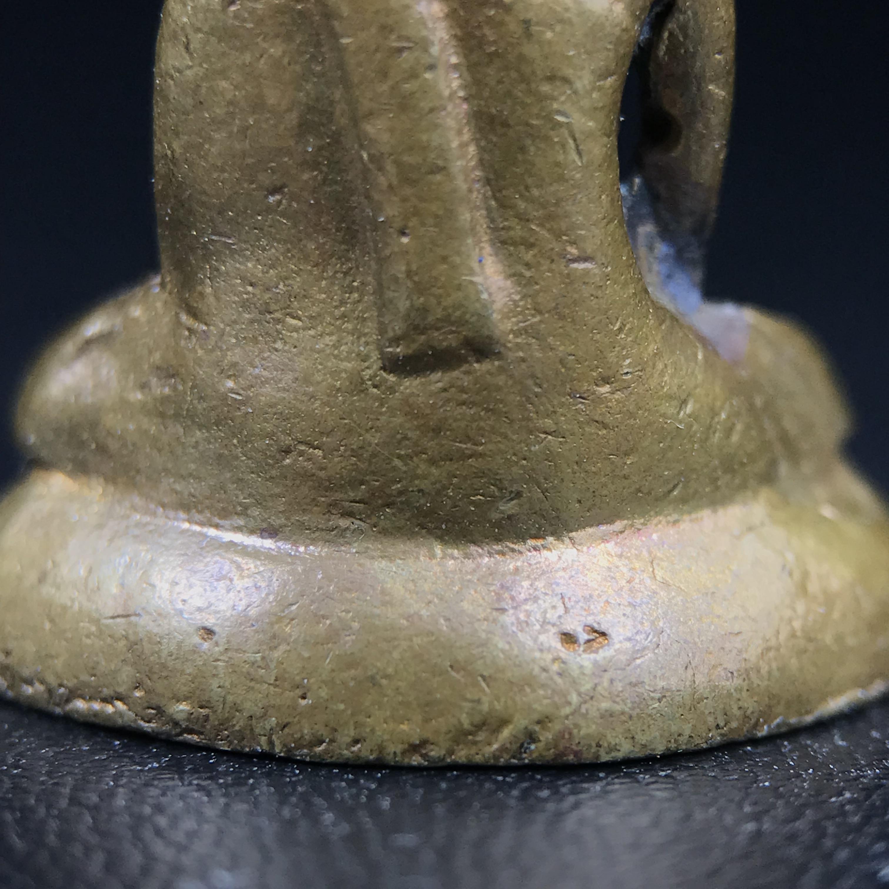 พระกริ่งฝีพระหัตถ์สมเด็จย่า ขนาดห้อยบูชาขนาดเล็ก จัดสร้างขึ้นเนื่องในวาระครบ 6 รอบ เมื่อวันที่21 ตุลาคม พ.ศ.2515(ในหลวงรัชกาลที่ 9 เสด็จพระราชดำเนินทรงเททอง)ปลุกเสกยิ่งใหญ่ เกจิ 108 รูป ร่วมปลุกเสก คัดสภาพสวยแบบนี้พบเจอน้อยมาก หมายเลขต้นๆหลักร้อย หายากมาก