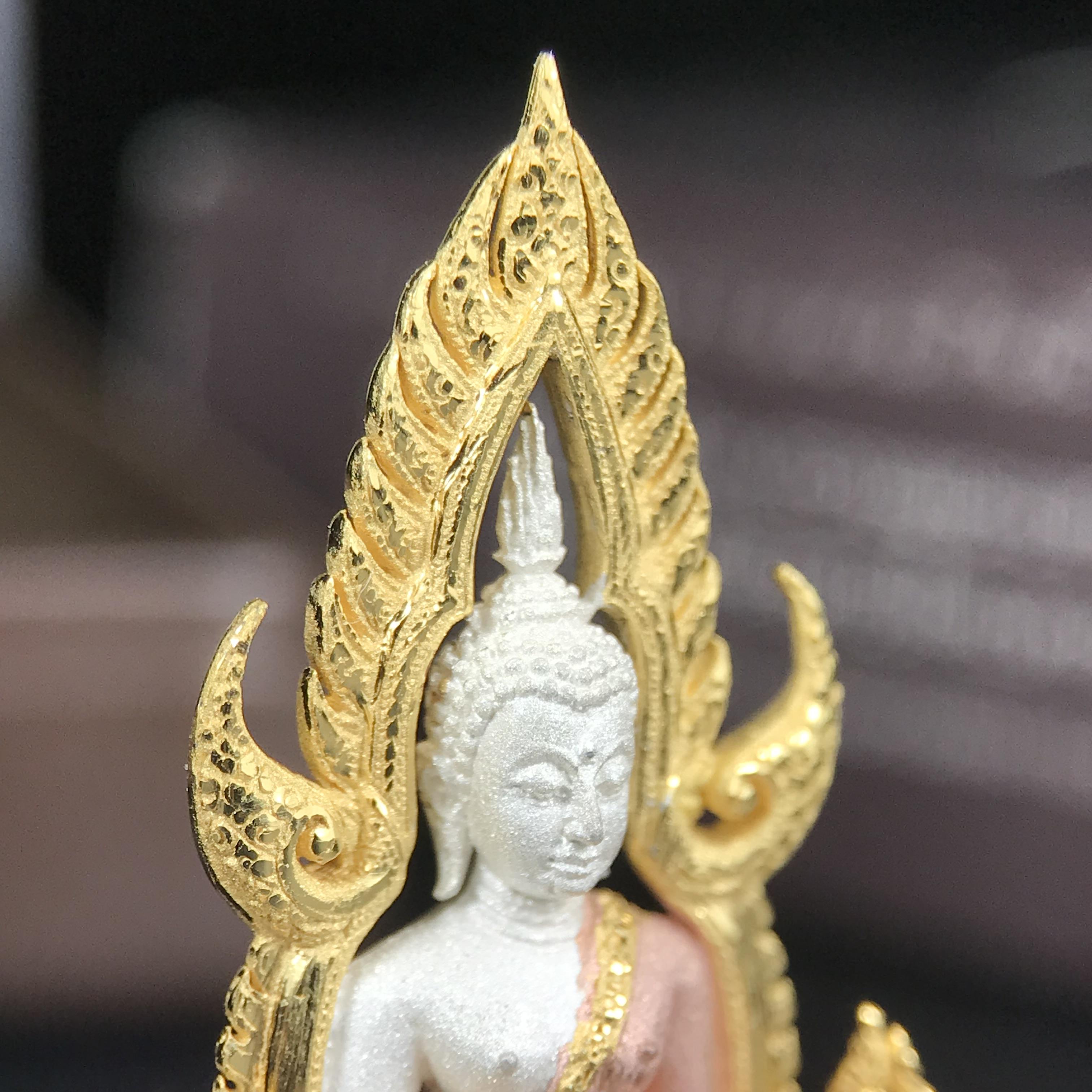 พระพุทธชินราช ภปร. โครงการ "เพราะแผ่นดินนี้ คือ แผ่นดินเกิด" ปี 2548(รุ่นแรก) ลอยองค์เนื้อเงินสามกษัตริย์ หน้าตัก 1/2 นิ้ว (ขนาด 3.5 x 2.5 ซม.) พุทธศิลป์งดงามทรงคุณค่า รุ่นยอดนิยม(องค์หมายเลข 9141)เลขสวยเลขเก้าหน้า...เจริญก้าวหน้าในทุกๆด้าน