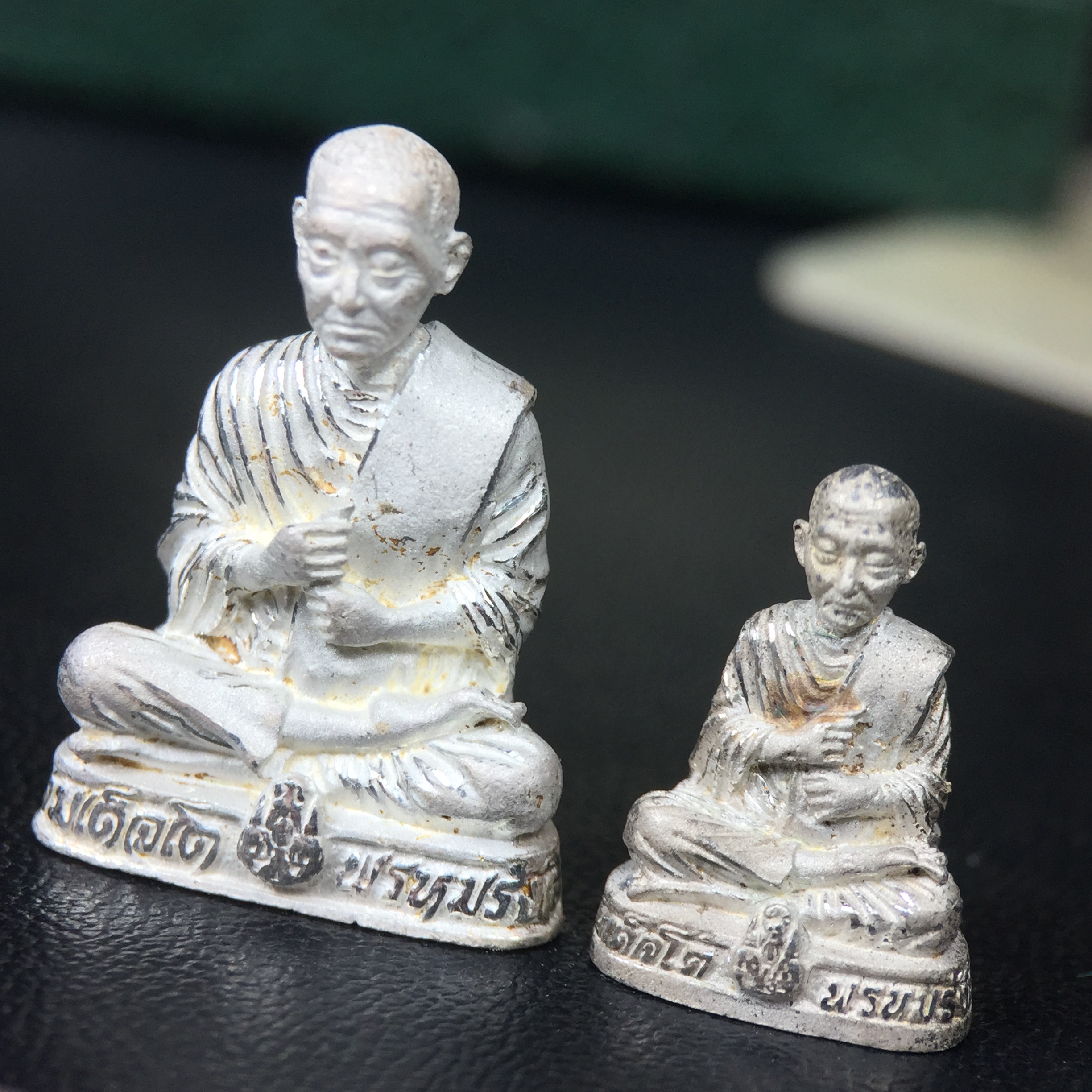 รูปเหมือนลอยองค์ สมเด็จพระพุฒาจารย์ (โต พรหมรังสี)เนื้อเงินบริสุทธิ์ 99.9% แบบทรายนวลขัดเงาบางส่วน (พิมพ์ใหญ่+พิมพ์เล็ก) วัดใหม่อมตรส บางขุนพรหม ปี2540 รุ่นกาญจนาภิเษก จัดสร้างในวโรกาสที่รัชกาลที่ 9 ทรงครองสิริราชสมบัติ ครบ 50ปี พร้อมกล่องใบรับรองเดิมครบ