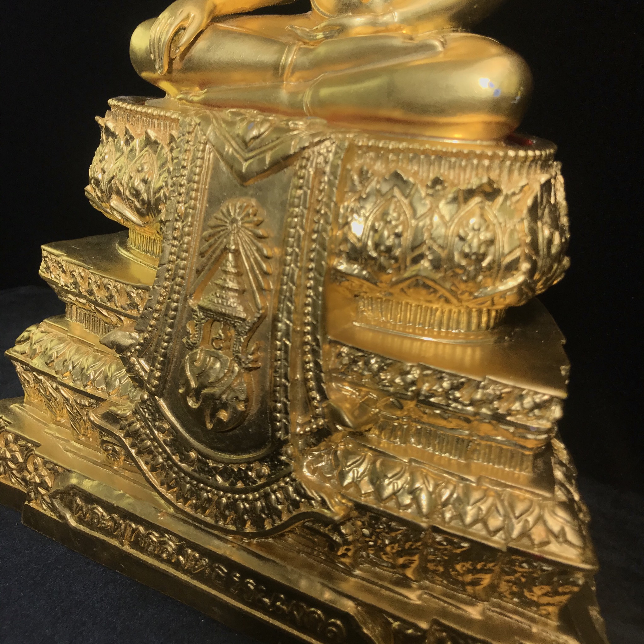 พระพุทธสิงหธรรมมงคล ภปร. รุ่นแรก พุทธสมาคมแห่งประเทศไทย ในพระบรมราชูปถัมภ์ จัดสร้าง ปี2547 เนื้อโลหะผสมปิดทอง หน้าตัก 5 นิ้ว(1 ใน 1999 องค์)