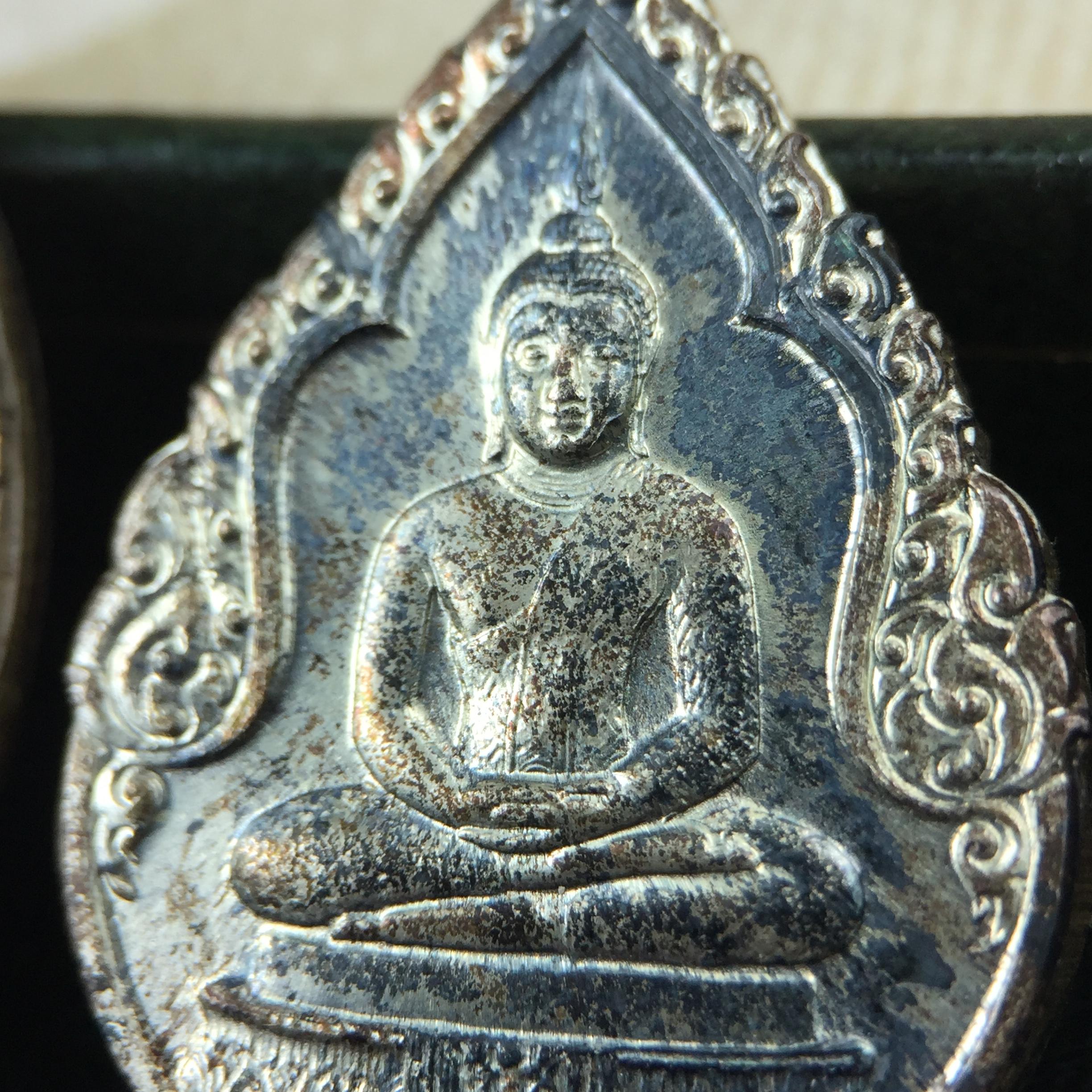 เหรียญพระแก้วมรกตหลัง ภปร. ฉลองกรุงรัตนโกสินทร์ครบ 200 ปี พ.ศ.2525 เนื้อเงิน(ผิวเดิม สวย)กล่องบรรจุเดิมครบ3พิมพ์(บล็อกพระราชศรัธา)(ในหลวงรัชกาลที่9 เสด็จในพิธี)ชอบเก็บแบบผิวเดิมๆชุดนี้เลยแนะนำ ผิวเดิมสวยมาก เสน่ห์พระเนื้อเงิน