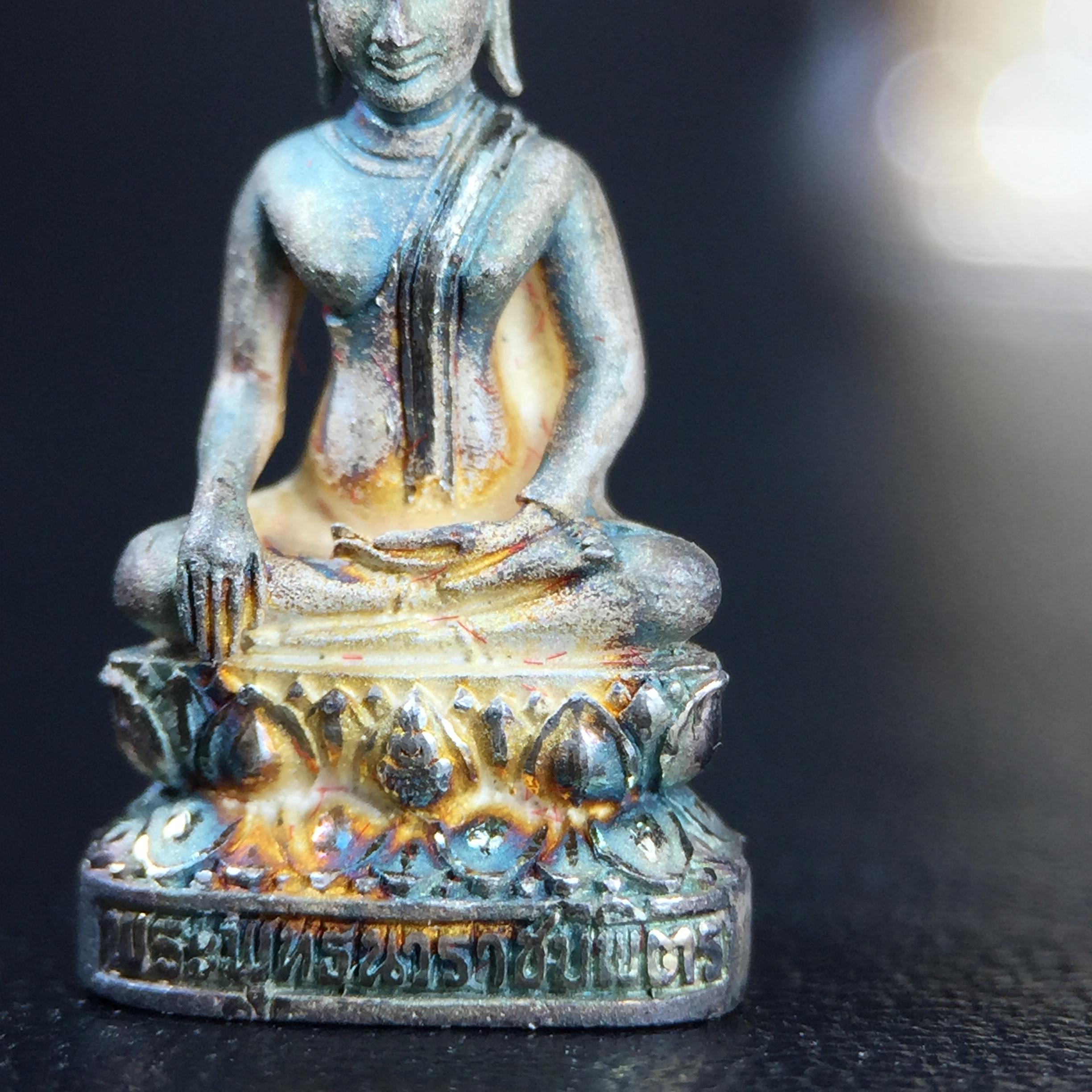 พระกริ่ง+พระชัยวัฒน์พระพุทธนวราชบพิตร ครองสิริราชสมบัติครบ 50 ปี พ.ศ.2540 เนื้อเงินผิวเดิมๆขึ้นสีรุ้งธรรมชาติแบบนิยม(หายาก)(สีสันที่ธรรมชาติสรรค์สร้าง)พร้อมกล่องบรรจุเดิมครบ(1ชุด 2 องค์)1 ใน 9500 ชุด