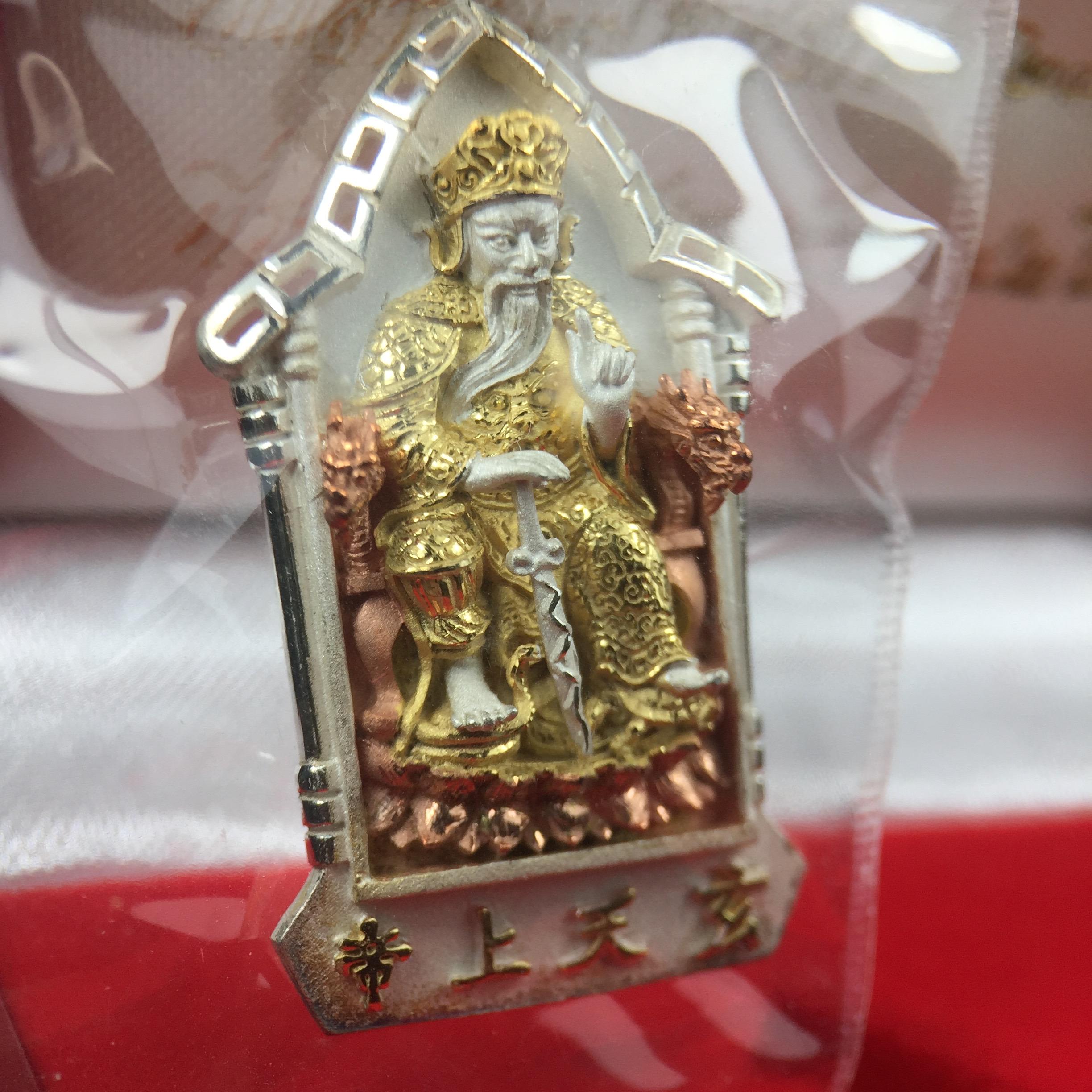 เหรียญรูปเหมือนเจ้าพ่อเสือ (ตั่วเหล่าเอี๊ย)รุ่นสองแผ่นดิน ปี 2542 หลัง ตราสัญลักษณ์ ภปร. 6รอบ 72 พรรษาในหลวงรัชกาลที่9 เสือคาบดาบ เหรียญหล่อ 3 มิติ เนื้อเงินสามกษัตริย์ พิมพ์ใหญ่ ปลุกเสก ณ วัดมังกรกมลาวาส(เล่งเน่ยยี่)สภาพสวยซีนซองเดิมกล่องครบเดิม