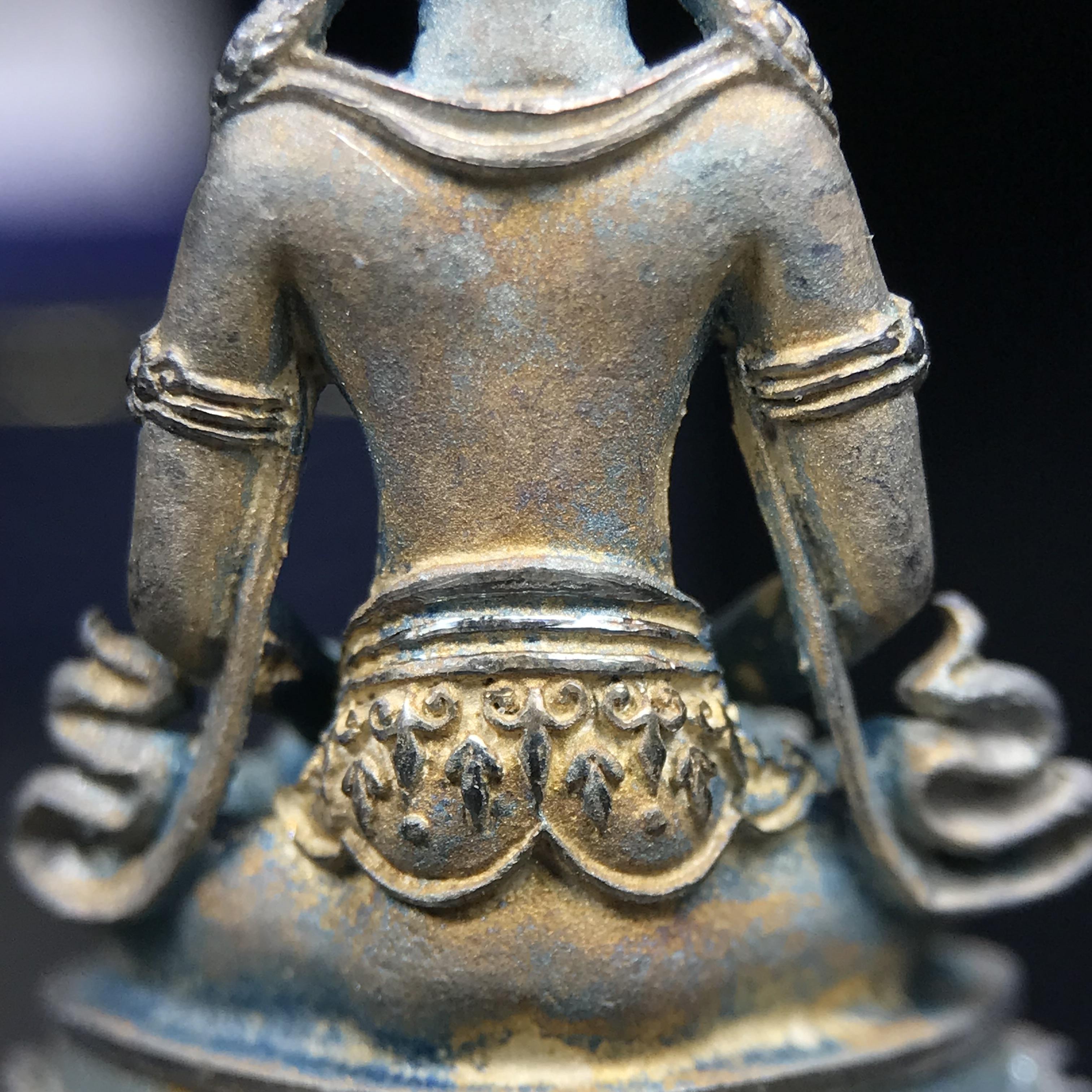 พระกริ่งอวโลกิเตศวร ( เจ้าแม่กวนอิม ) วัดโพธิ์แมนคุณาราม รุ่นอุดมโภคทรัพย์ ปี 2539 เนื้อเงินพ่นทราย(ผิวเดิม ขึ้นสีรุ้งธรรมชาติ แบบนิยม เสน่ห์ของพระเนื้อเงิน)(พร้อมกล่องบรรจุเดิม)(อีกหนึ่งรุ่นยอดนิยม พุทธศิลป์สวยงดงาม)หายาก 1 ใน 5000 องค์*องค์หมายเลข ๒๑๖๒*