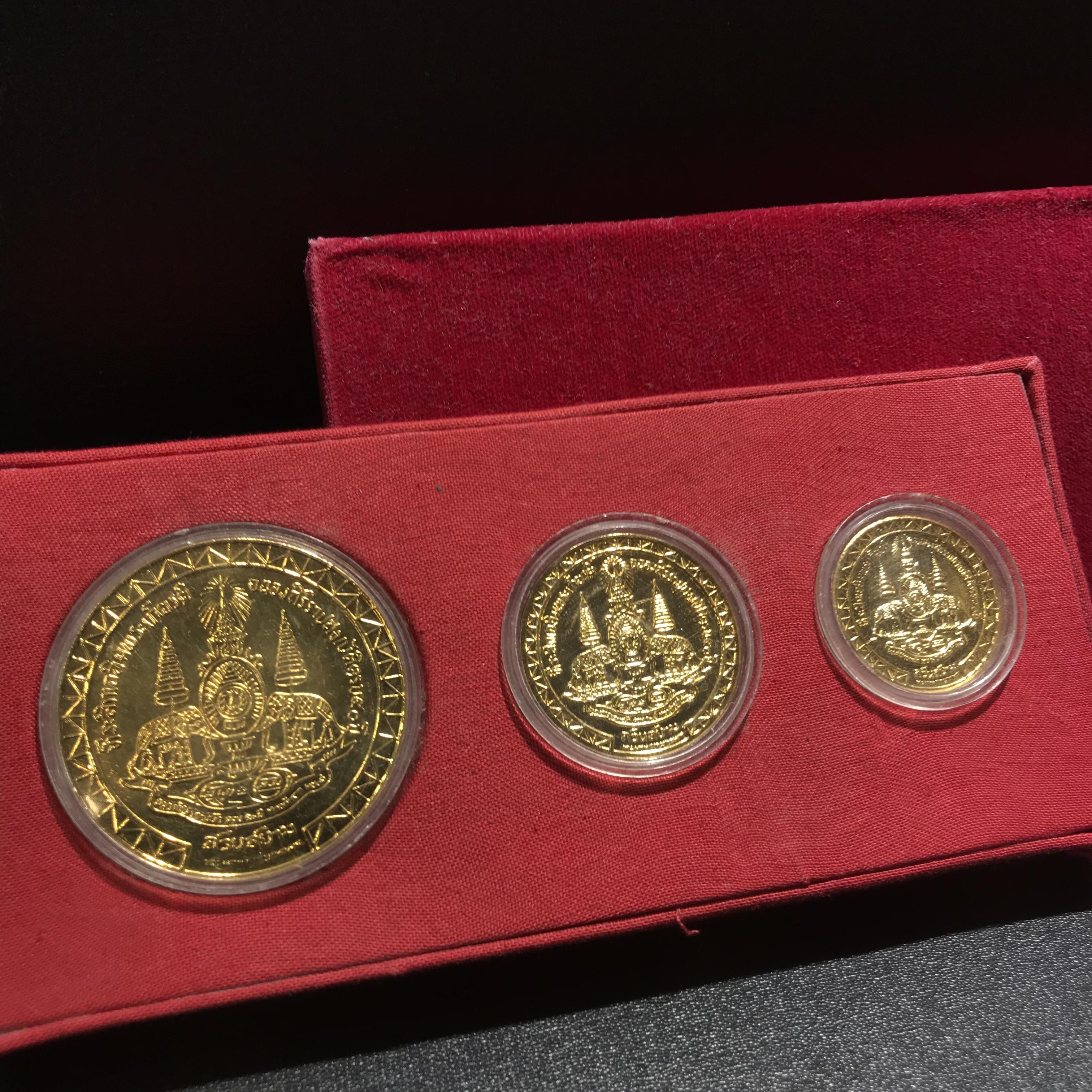 เหรียญที่ระลึกเฉลิมพระเกียรติ์ ฉลองสิริราชสมบัติ ครบ 50ปี รัชกาลที่9 ตรากาญจนาภิเษก สวนสยามทะเลกรุงเทพ จัดสร้าง ปี2539(ครบชุดพร้อมกล่องบรรจุเดิม)