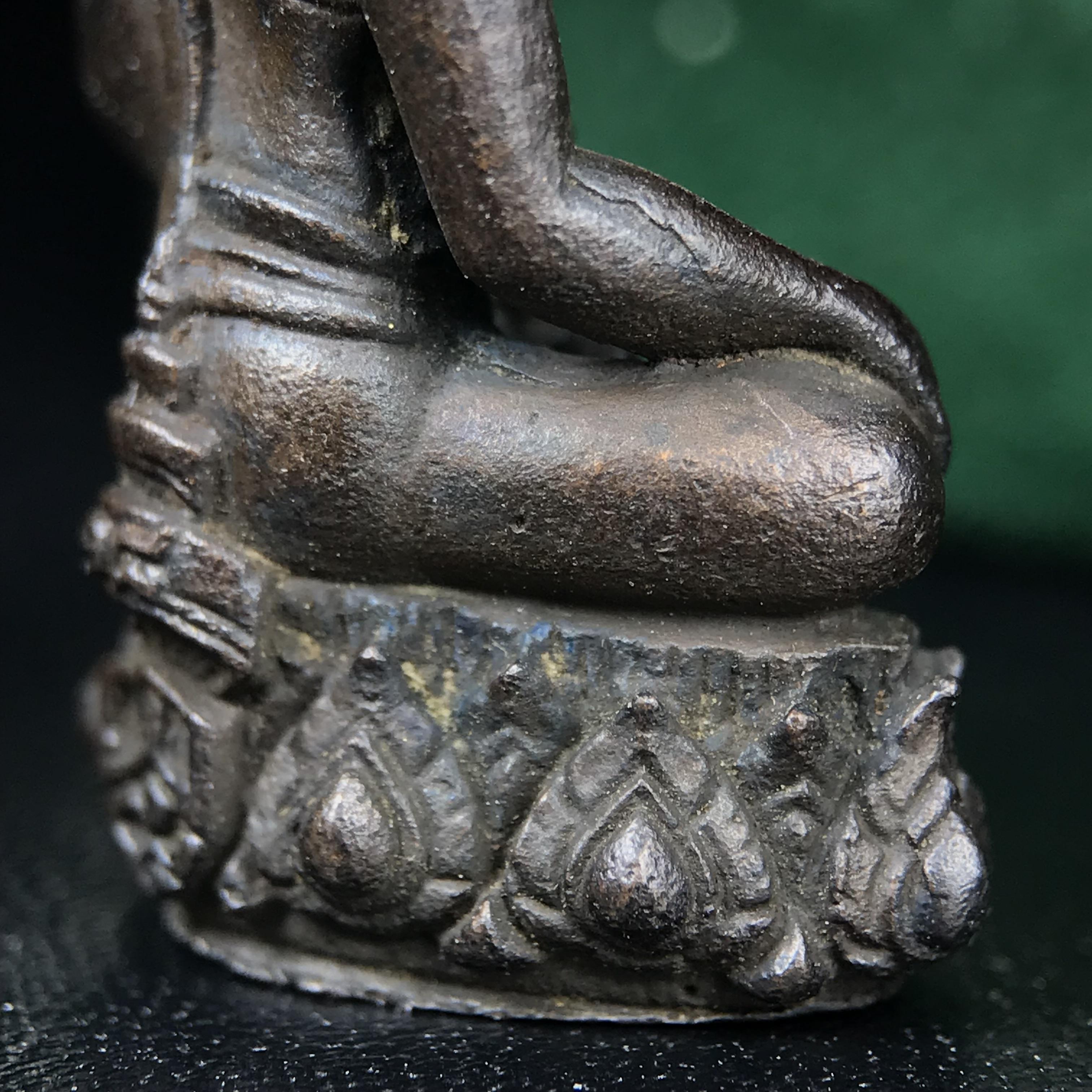 พระกริ่งวาสนา(รุ่นแรก) 80 พรรษา สมเด็จพระสังฆราช (วาสน์) วัดราชบพิธฯ ปี2521 เนื้อนวโลหะ(ตอกโค๊ตพระปิดตา) โดยมีหลวงปู่โต๊ะ วัดประดู่ฉิมพลีร่วมปลุกเสก พร้อมกล่องบรรจุเดิม(รุ่นแรก คอตั้งตรงได้สัดส่วน หายาก)