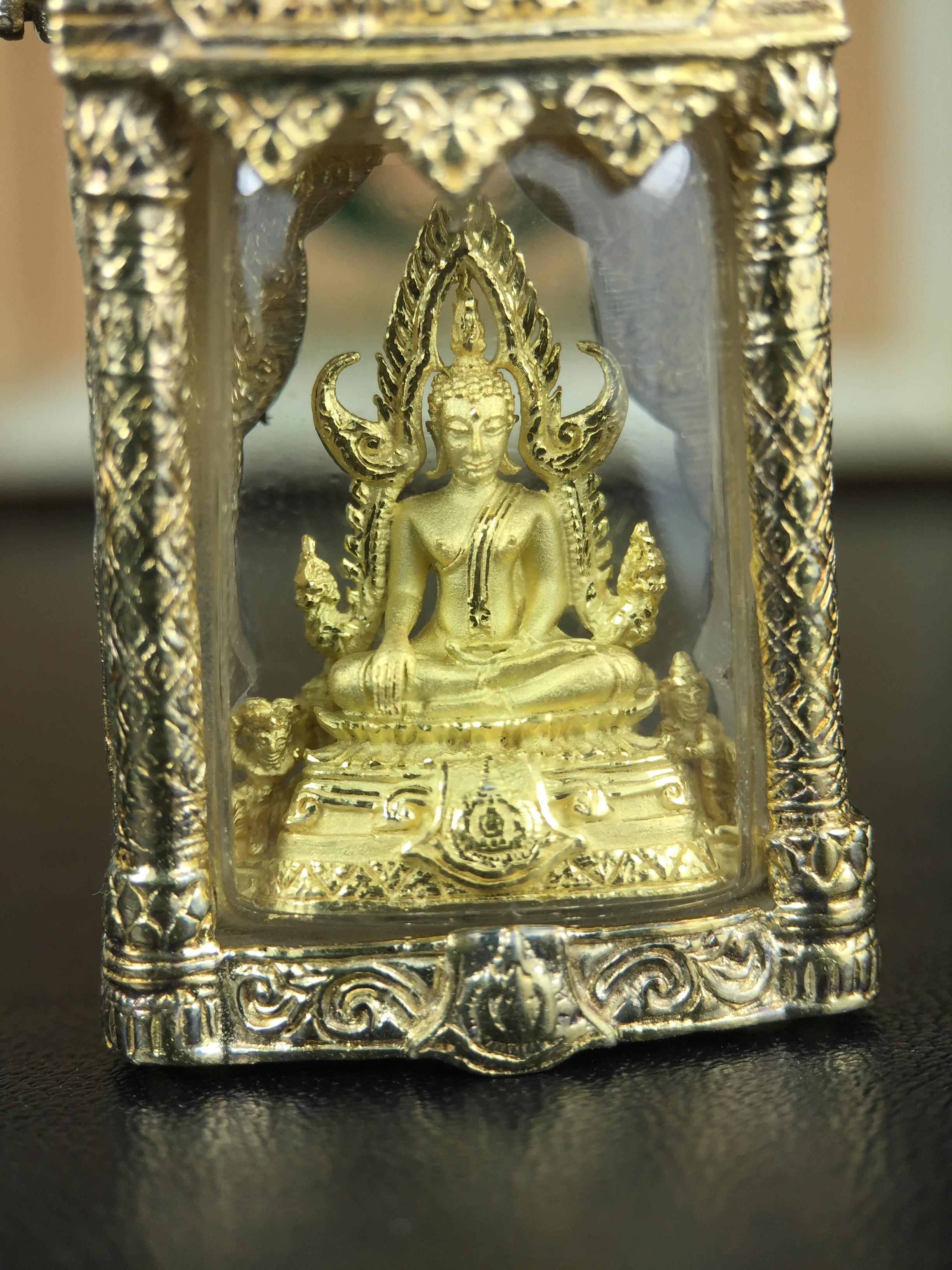 พระพุทธชินราช ภปร. ในวโรกาสเฉลิมพระชนมายุ6รอบ 5ธันวาคม2542 มูลนิธิพิทักษ์ดวงตาประชาชน จัดสร้าง พิมพ์กลาง ขนาดสูง 2.4 ซม. องค์พระเนื้อเงินแบบชุบทองประกายเพชร 3 ไมครอนพร้อมกรอบตลับเงินชุบทองคำบริสุทธิ์ 3 ไมครอน ประดับเพชร CZเกรดนอกพร้อมกล่องบรรจุเดิม(หายาก)