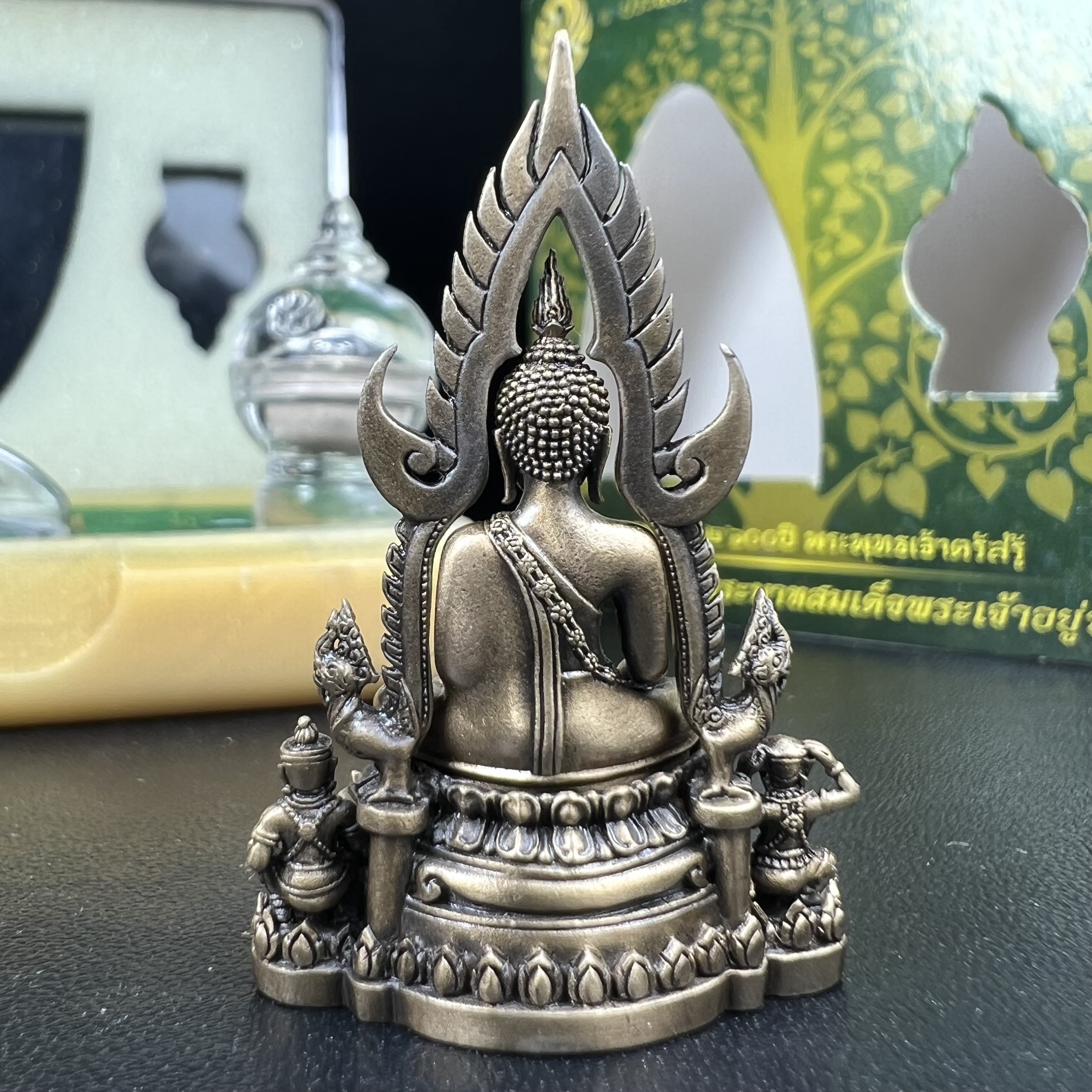 พระพุทธชินราช(จำลอง) ภปร. 84 พรรษา ปี 2554 เนื้อบรอนซ์รมดำซาติน พิมพ์กลางขนาดหน้าตัก 1/2 นิ้ว(พระราชทานมวลสาร จิตรลดาและเส้นพระเจ้า(เส้นผม)รัชกาลที่9)พุทธศิลป์ทรงคุณค่าอีกหนึ่งรุ่นยอดนิยม(หมายเลขสวย ๑๘๑))