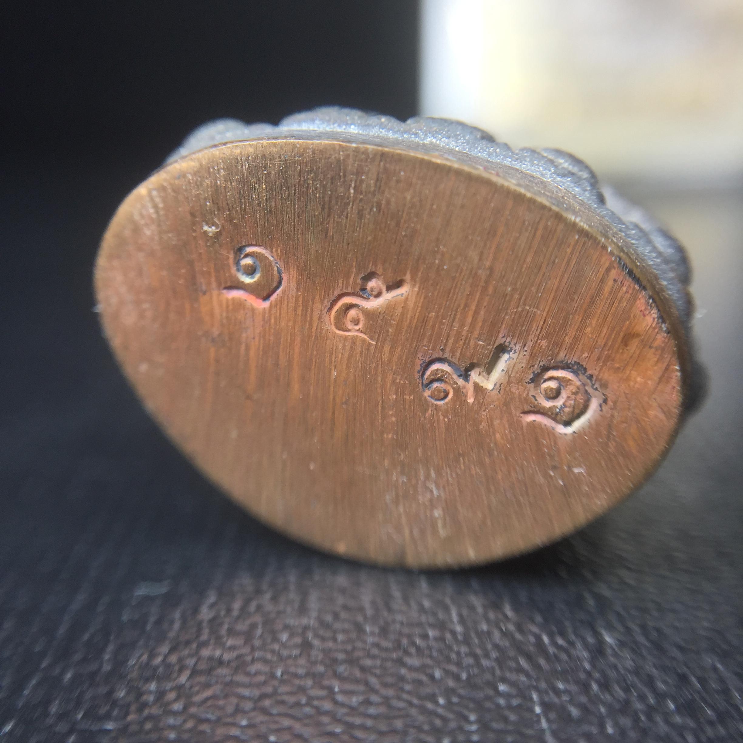 พระกริ่งชินบัญชรฉลองพระชันษา 100 ปี สมเด็จพระญาณสังวร วัดบวรนิเวศวิหาร ปี 2556 เนื้อนวโลหะผสมทองคำก้นทองแดง พิธีใหญ่ มวลสารเด่น นิยม(1 ใน 2556 องค์)