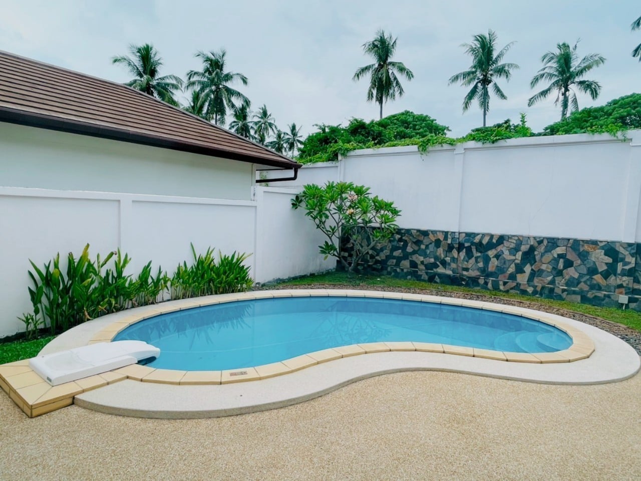 For Rent : Rawai, Private Pool Villa, 3 bedrooms 3 Bathrooms in community gate