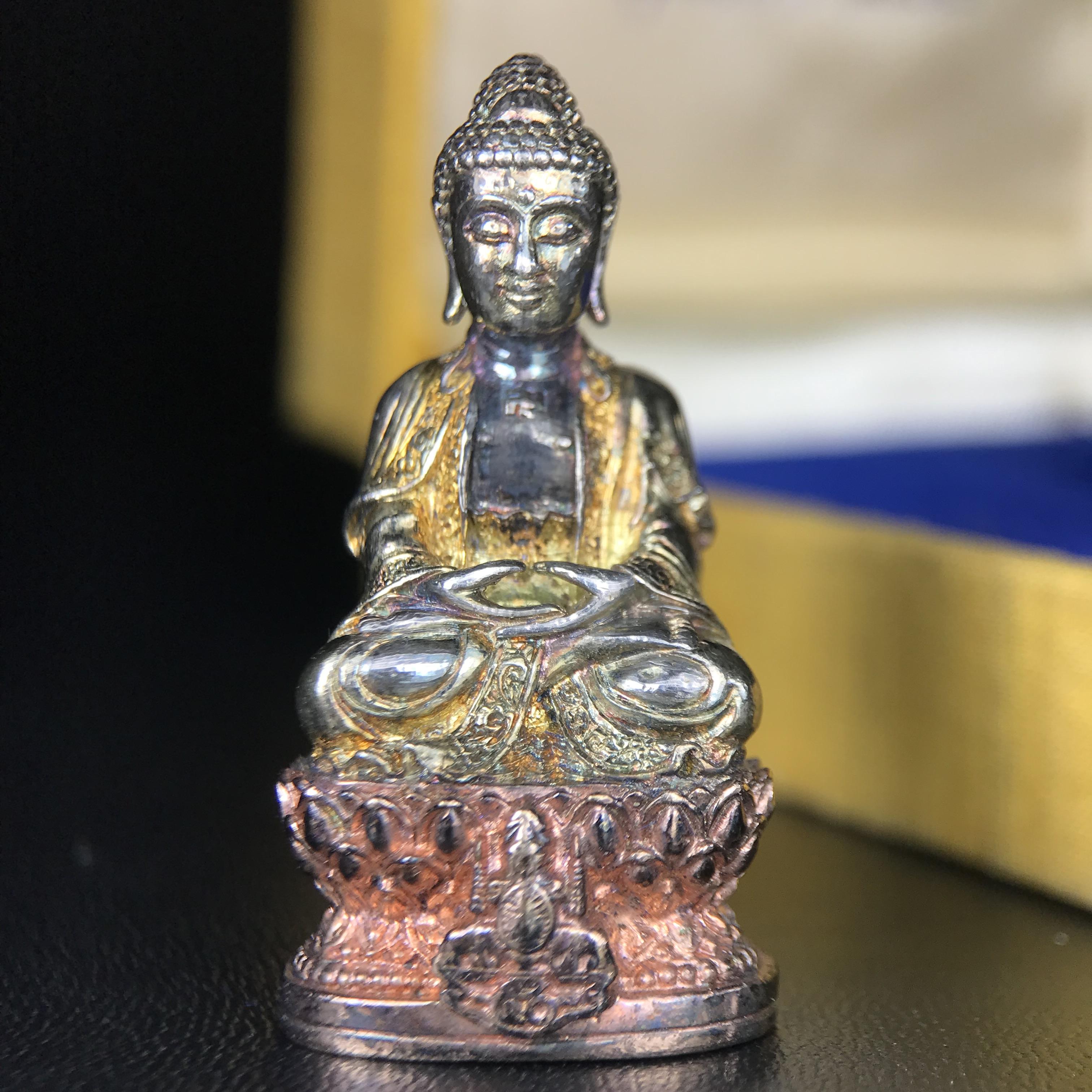 พระกริ่งจีน "ต้าเยิ่นถะ" ชุดกาญจนาภิเษกครองราชย์ 50 ปี วัดบวรนิเวศวิหาร ปี 2538 เนื้อเงินสามกษัตริย์ 99.99% สูง 3.8 ซม. (สภาพผิวสวยเดิมติดรุ้งๆ พิธีใหญ่ พุทธศิลป์งดงาม) สภาพสวยเดิมพร้อมกล่องบรรจุเดิม ***ตอกโค๊ดหมายเลข ๖๒๙๒***