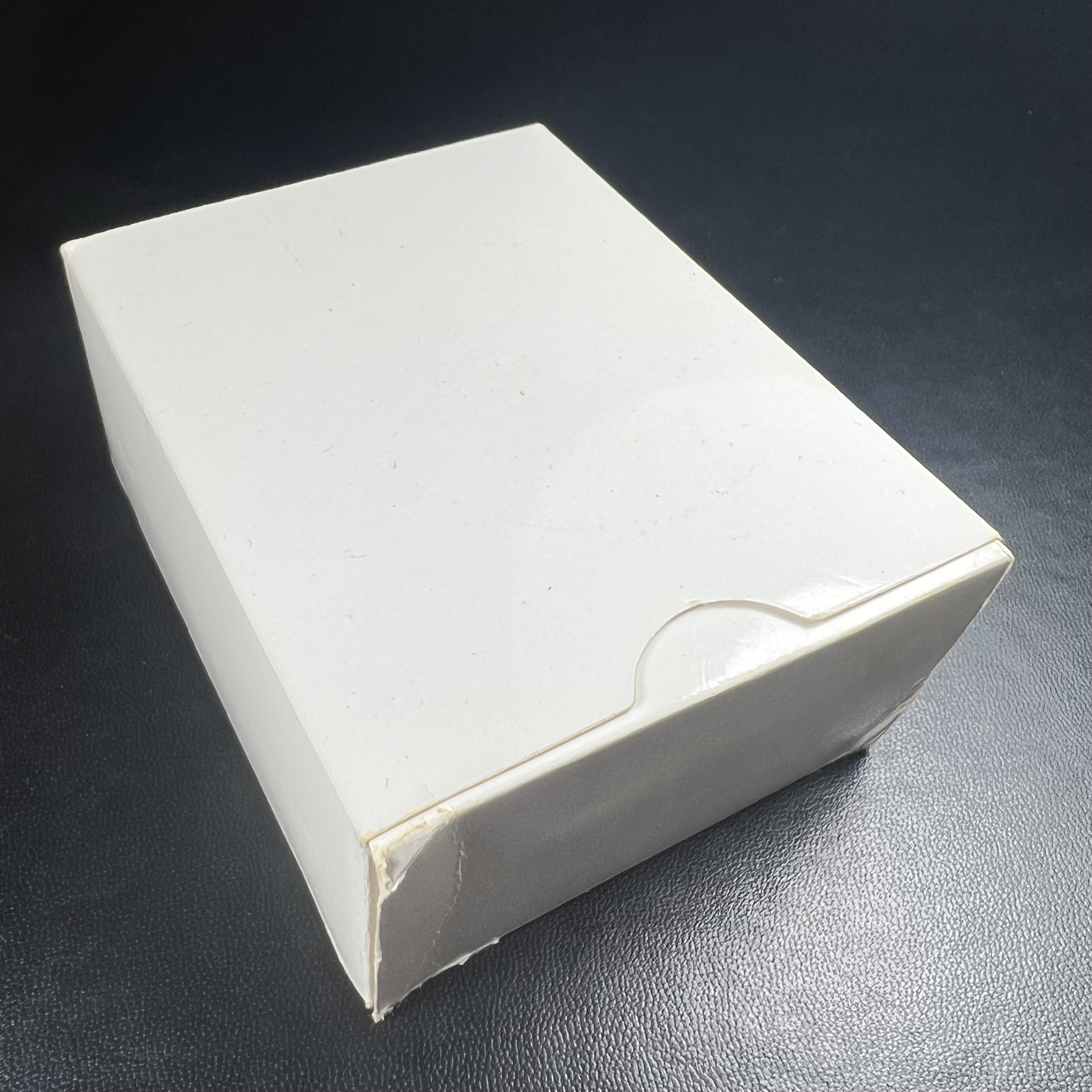 เหรียญพระพุทธญาณนเรศวร์ รุ่นแรก หลังพระปรมาภิไธย ภปร.และ สก.วัดญาณสังวราราม จ.ชลบุรี ปี 2527 เนื้อเงิน(ผิวเดิม ขึ้นรุ้งผิวน้ำทองกระจายทั่วเหรียญสวยมาก)ขนาด 2.3 x 3.8 ซม. พร้อมกล่องเดิม สมเด็จพระญาณสังวร ประธานในพิธีมหาพุทธาภิเษก(เนื้อเงินพบเจอน้อย หายาก)