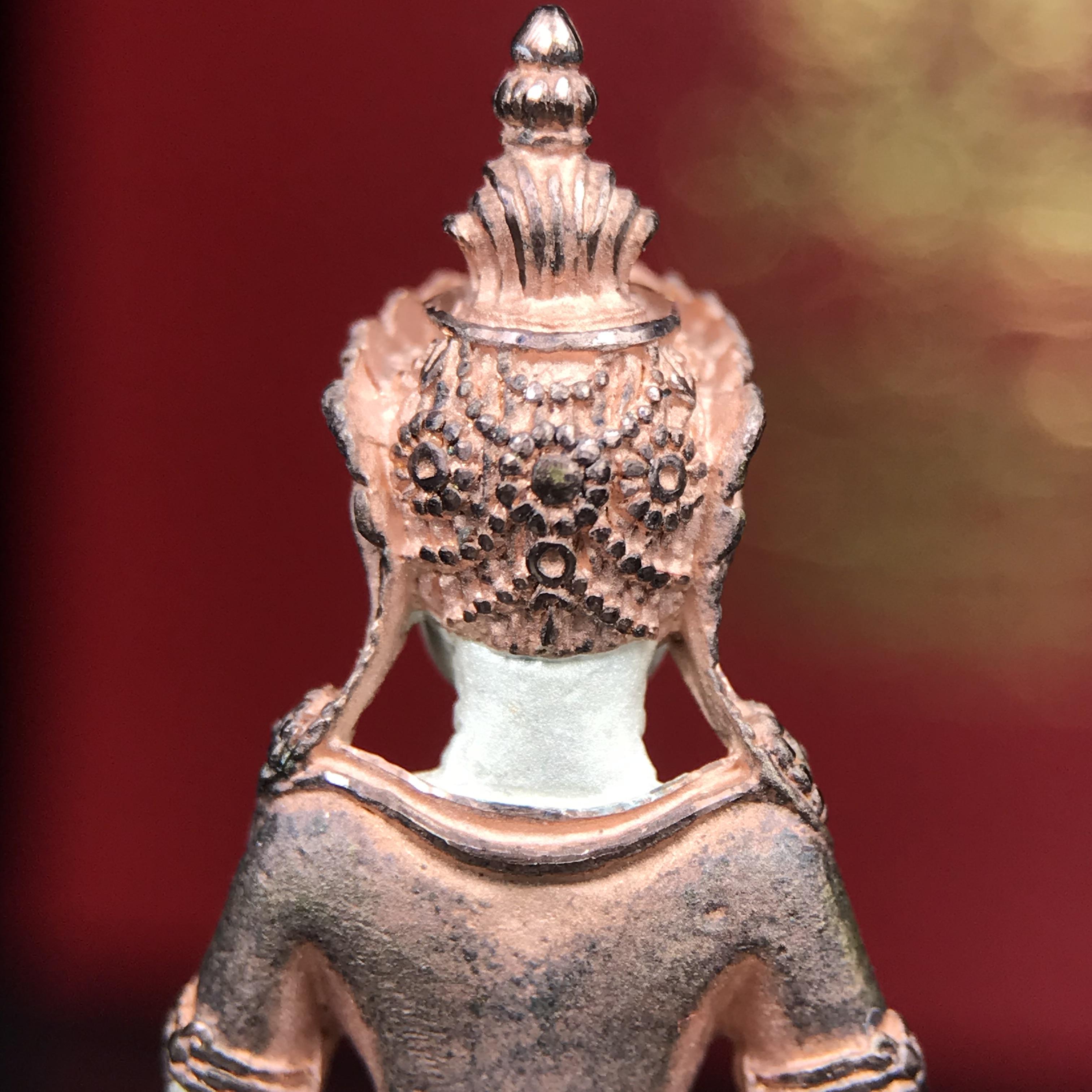 พระกริ่งอวโลกิเตศวร ( เจ้าแม่กวนอิม ) วัดโพธิ์แมนคุณาราม รุ่นอุดมโภคทรัพย์ พ.ศ.2539 เนื้อเงิน 3 กษัตริย์ (องค์พิเศษกรรมการ ฝังเพชรตำแหน่งดวงตาที่สามกลางหน้าผาก 1 เม็ด)(อีกหนึ่งรุ่นยอดนิยม พุทธศิลป์สวยงดงาม)***องค์พิเศษกรรมการฝังเพชร พบเจอน้อยหายากมาก***