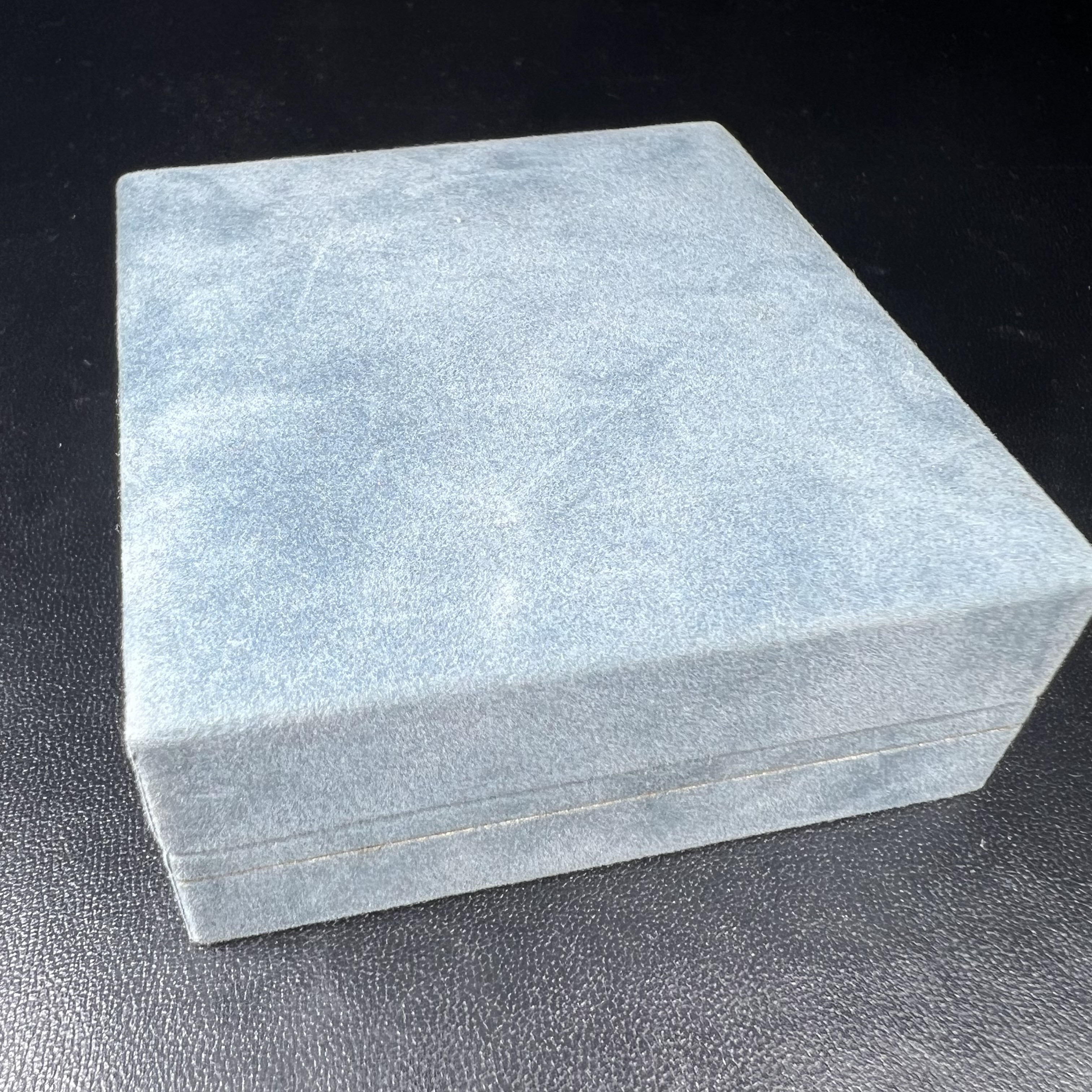 เหรียญพระไพรีพินาศตราสัญลักษณ์ หลัง สก มหามงคลเฉลิมพระชนมพรรษา 5 รอบ ครบ 60 พรรษาพระราชินีในหลวงรัชกาลที่ 9 ปี 2535 วัดบวรนิเวศวิหาร เนื้อเงิน(หมายเลข ๔๐๕)(เลขสวยผลรวมได้เลข 9 มหามงคลเจริญก้าวหน้าในทุกด้าน )พร้อมกล่องบรรจุเดิมสวยครบ(เนื้อเงินรุ่นนี้หายาก)