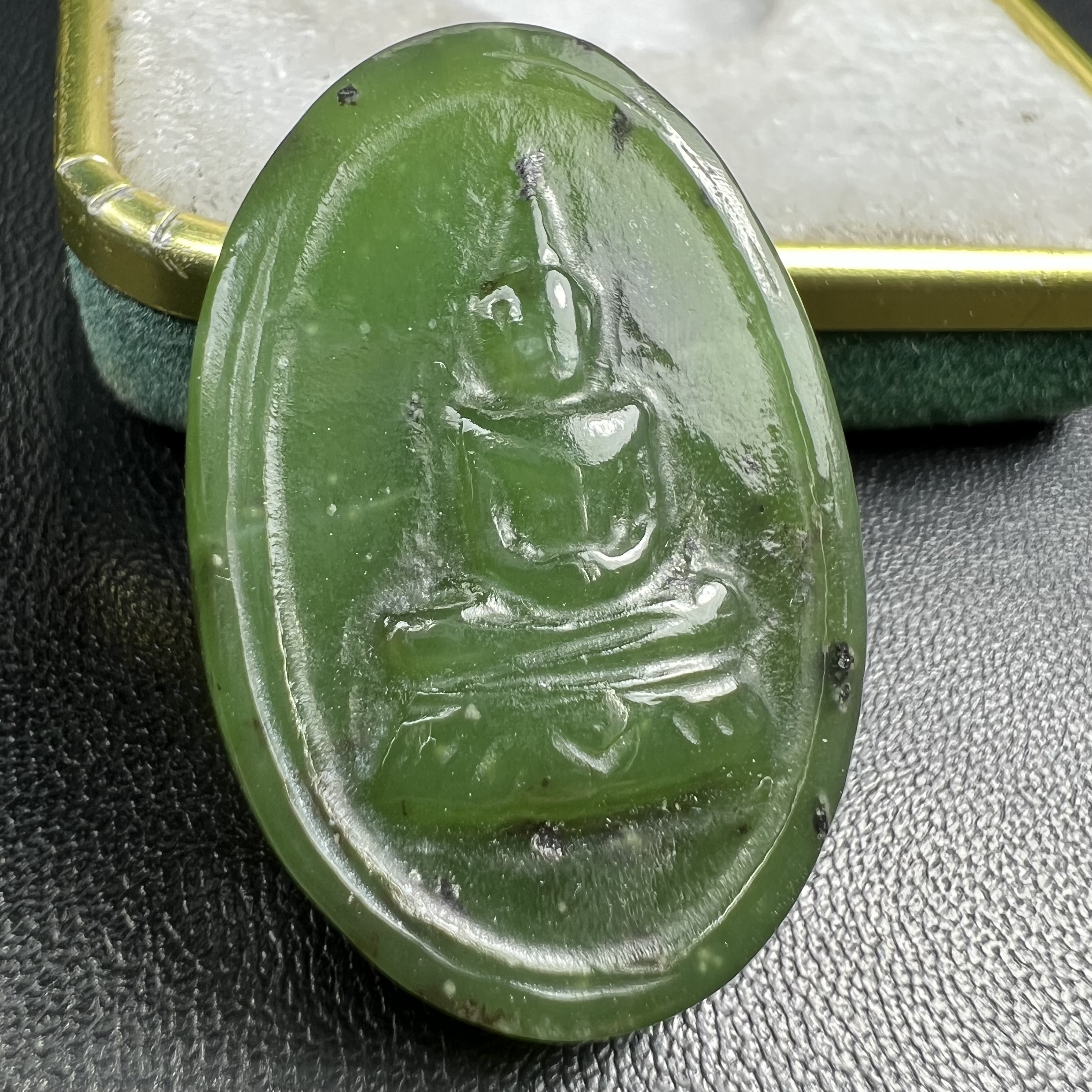 เหรียญหยกพระแก้วมรกต ชนิดกลมรูปไข่ วัดพระแก้วเชียงราย ปี 2534 ที่ระลึก 90 พรรษา สมเด็จย่า (ในหลวงรัชกาลที่9เสด็จเจิมพระสุหร่ายในพิธี)1 ใน 2534 องค์(หายาก)สุดยอดมงคลอีกหนึ่งรายการที่แนะนำ สภาพผิวหยกสวยมาพร้อมกล่องบรรจุเดิมครบสมบูรณ์