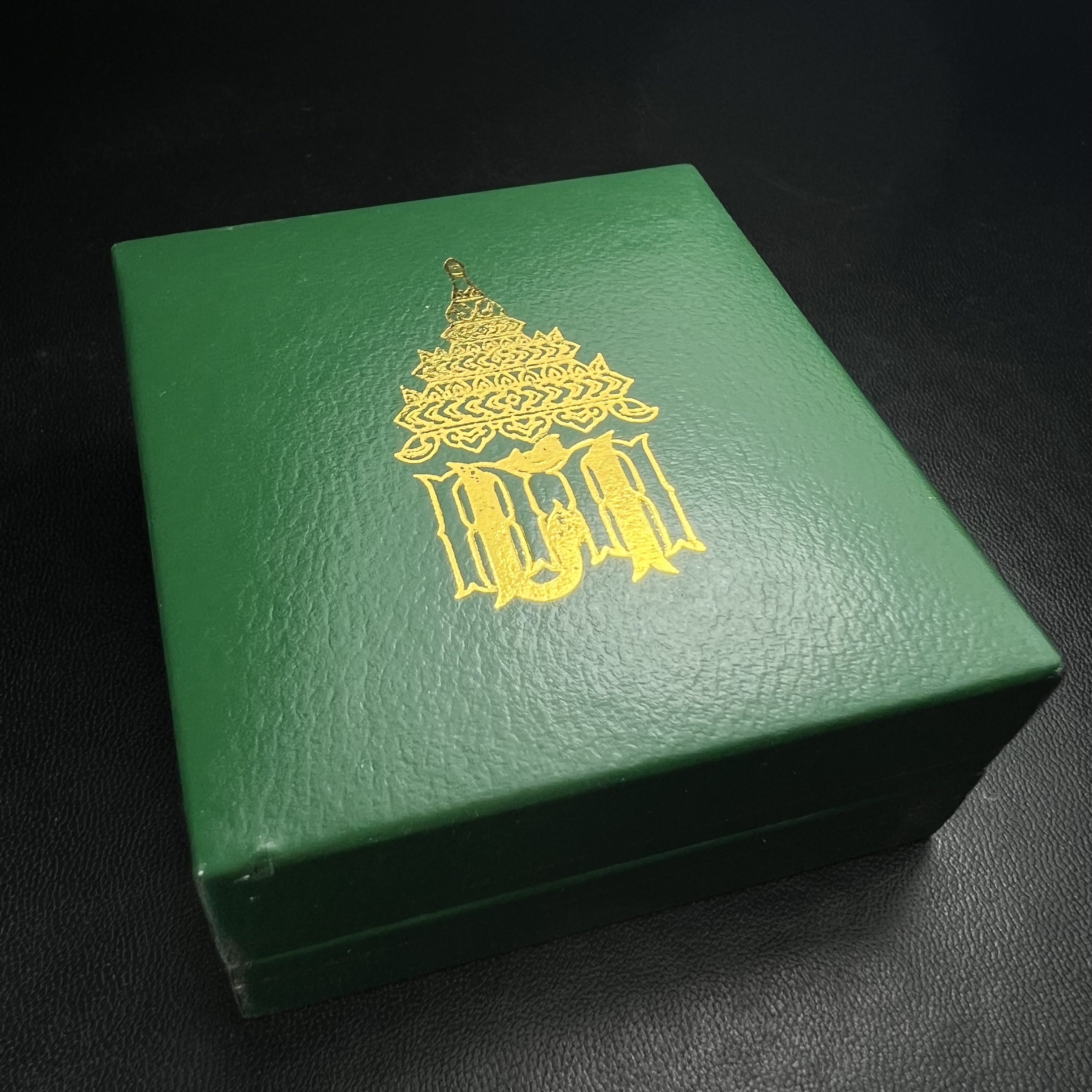 พระพุทธโสธร รุ่น กศก. 120 ปี เนื่องในโอกาสครบ 120 ปี กรมศุลกากร กระทรวงการคลัง จัดสร้าง ปี 2537 เนื้อเงินบริสุทธิ์ 99.9% ผิวขัดเงาลงดำ(เข้มขลัง)(งานบริษัท แพรนด้า จิวเวลรี่)สวยงดงาม ทรงคุณค่า