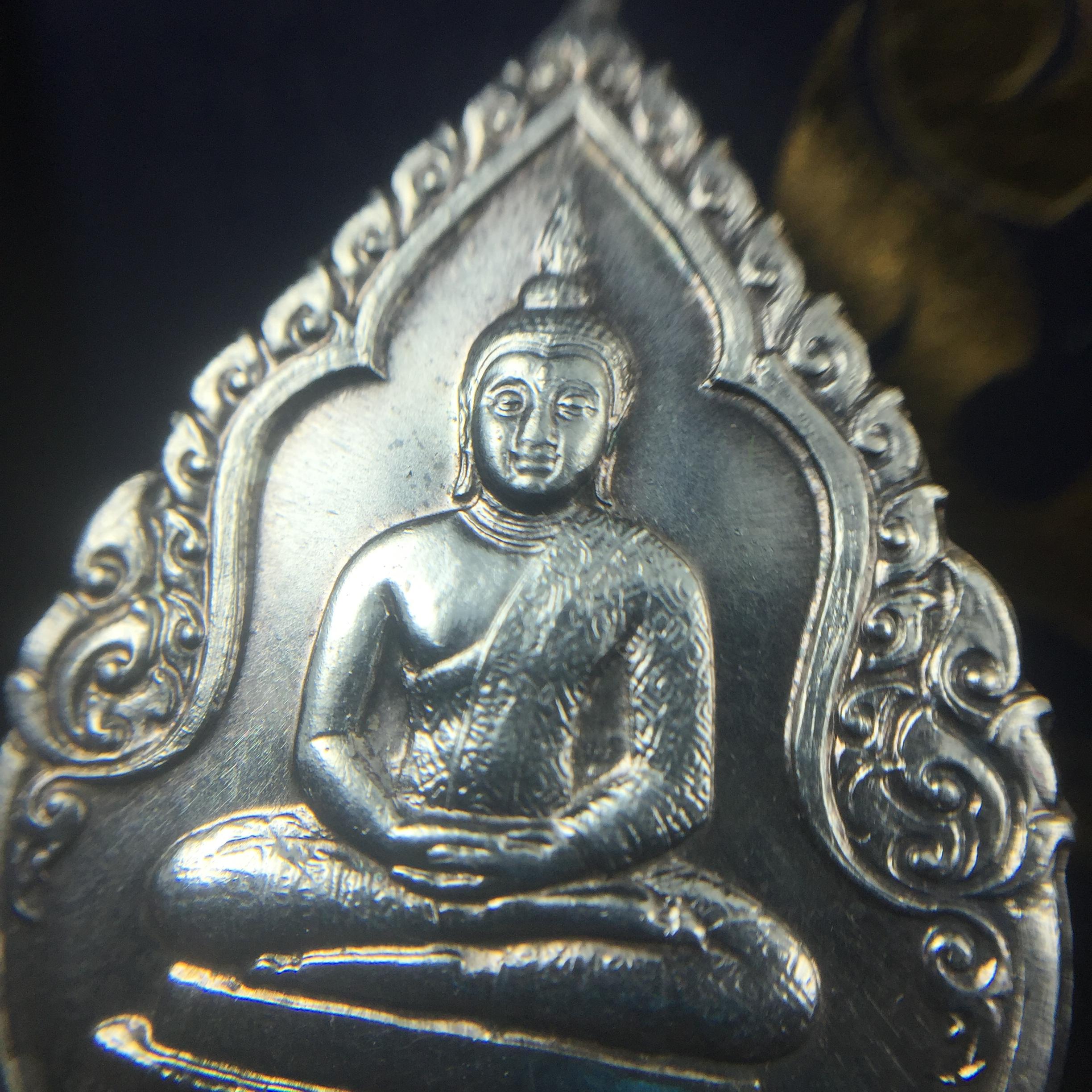 เหรียญพระแก้วมรกตหลัง ภปร ฉลองกรุงรัตนโกสินทร์ครบ 200 ปี พ.ศ.2525 เนื้อเงินกล่องบรรจุเดิม พิมพ์ทรงเครื่องฤดูฝน(บล็อกพระราชศรัธา)(ในหลวงรัชกาลที่9 เสด็จในพิธี)