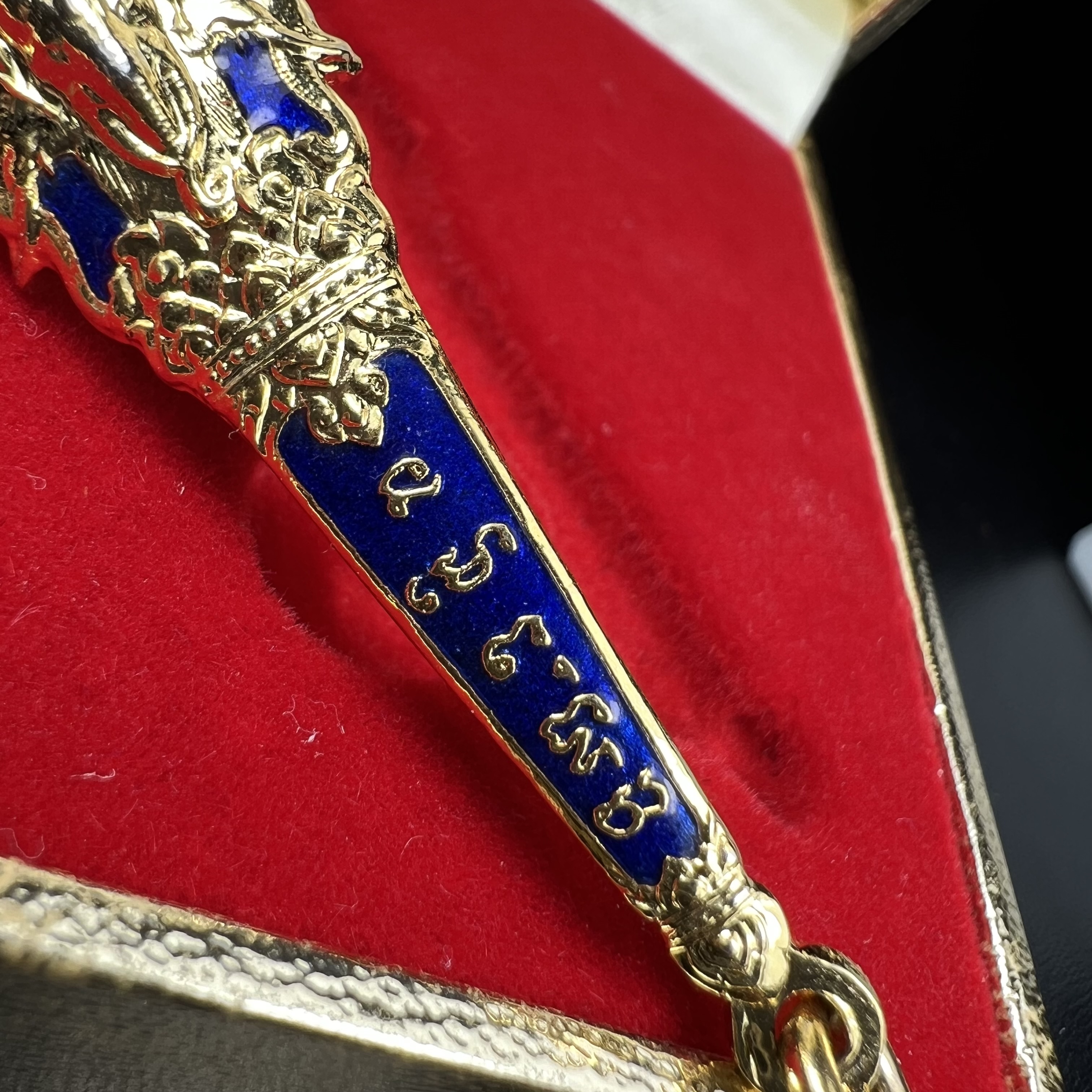 แหนบ ญสส. ๘๔ พรรษา ช้างสามเศียร รุ่นแรก วัดบวรนิเวศวิหาร สร้างในมหามงคลวโรกาสฉลองพระชนมายุ 84 พรรษา สมเด็จพระญาณสังวร สมเด็จพระสังฆราช 3 ตุลาคม 2540 เนื้อชุบทองลงยาราชาวดี พร้อมกล่องบรรจุเดิมครบ