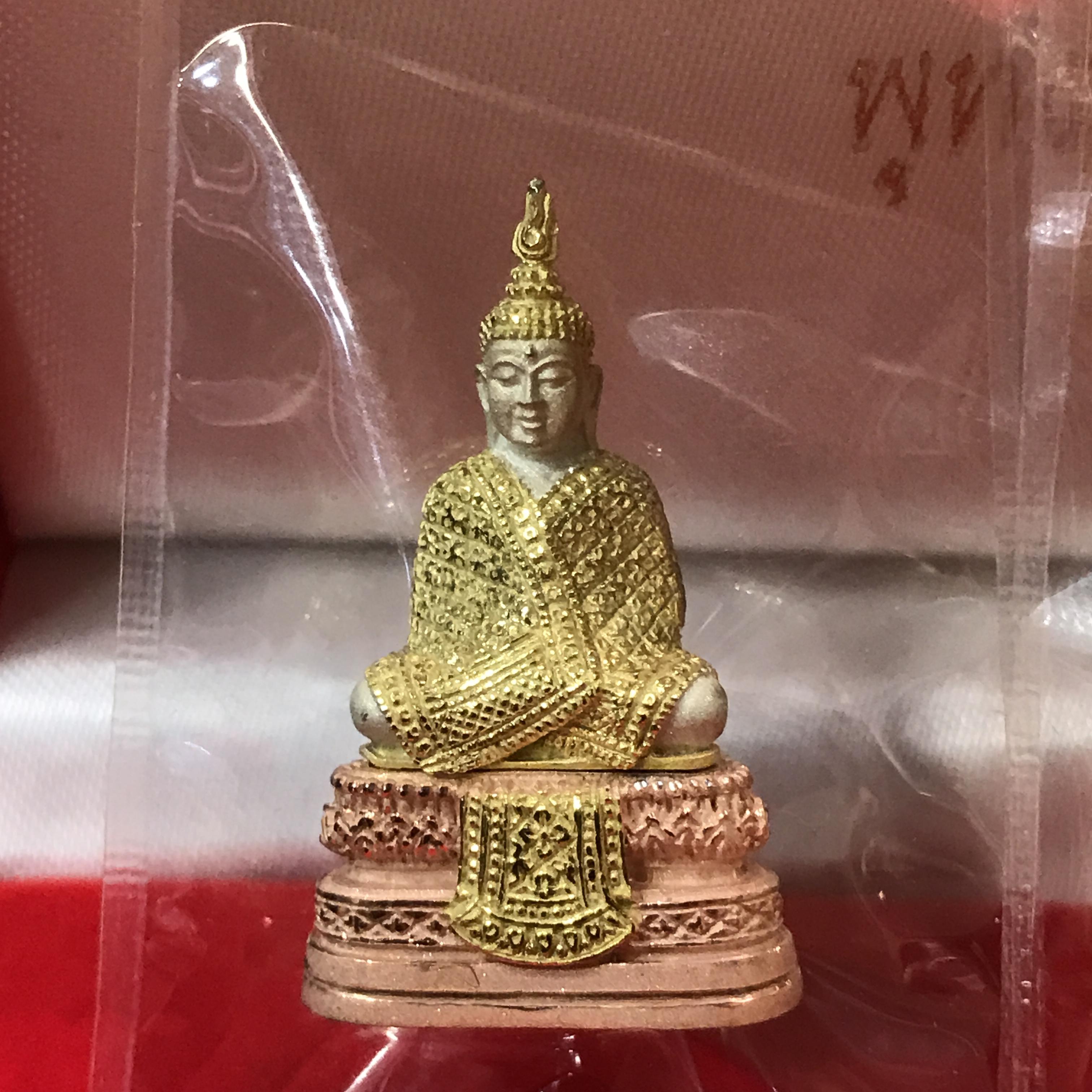 ชุดพระพุทธมหามณีรัตนปฎิมากร(พระแก้วมรกต)รุ่น เฉลิมพระเกียรติ วัดพระศรีรัตนศาสดาราม(วัดพระแก้ว) ปี2543 เนื้อเงินสามกษัตริย์พิมพ์ใหญ่ลอยองค์ชุด 3ฤดู สภาพสวยซีนเดิมกล่องครบ