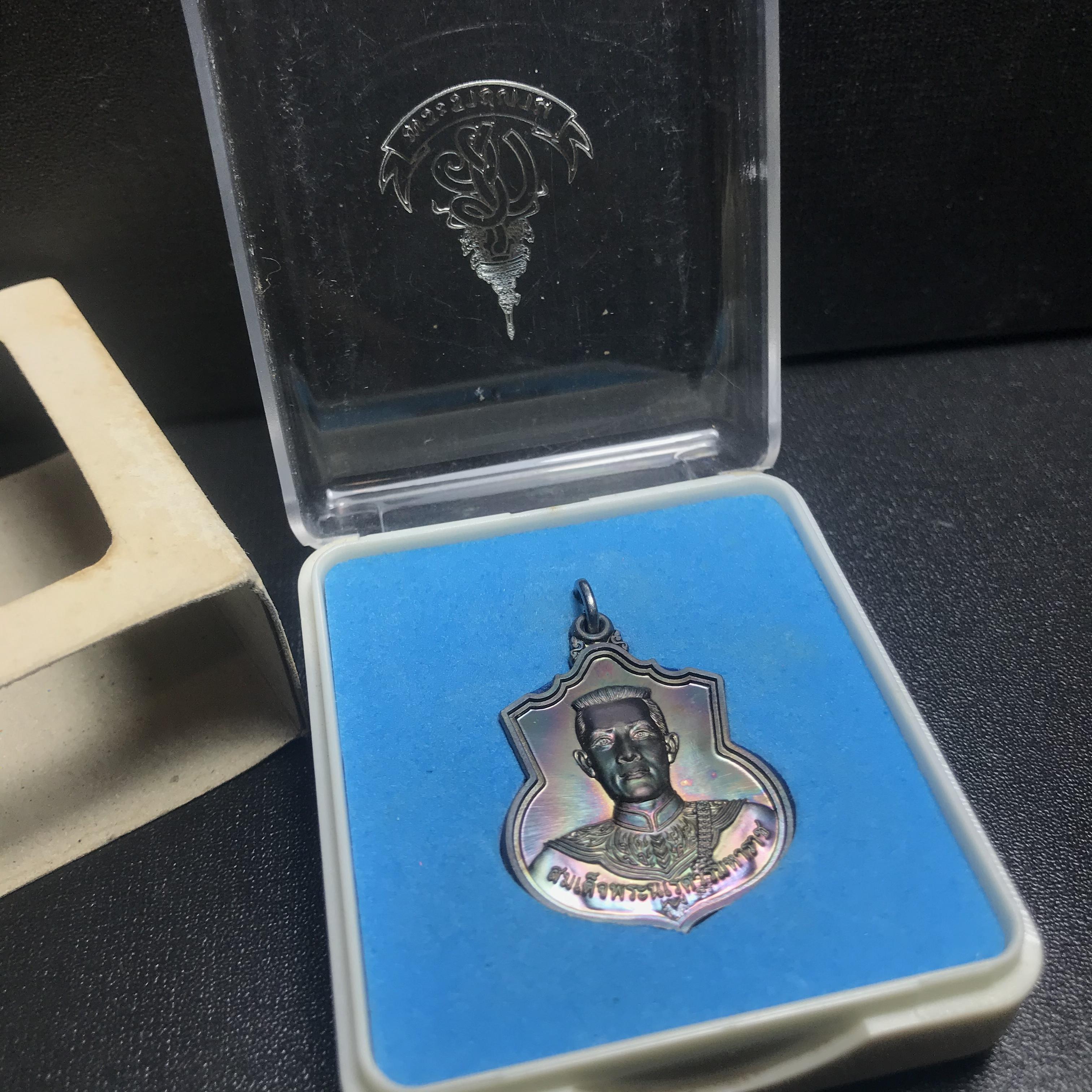 เหรียญสมเด็จพระนเรศวรมหาราช(พระองค์ดำ) รุ่นสู้ หลัง สก. ปี2548 พิธีใหญ่ เนื้อเงิน(ผิวเดิม กลับดำ ขึ้นสีรุ้งธรรมชาติ)สวยมาก