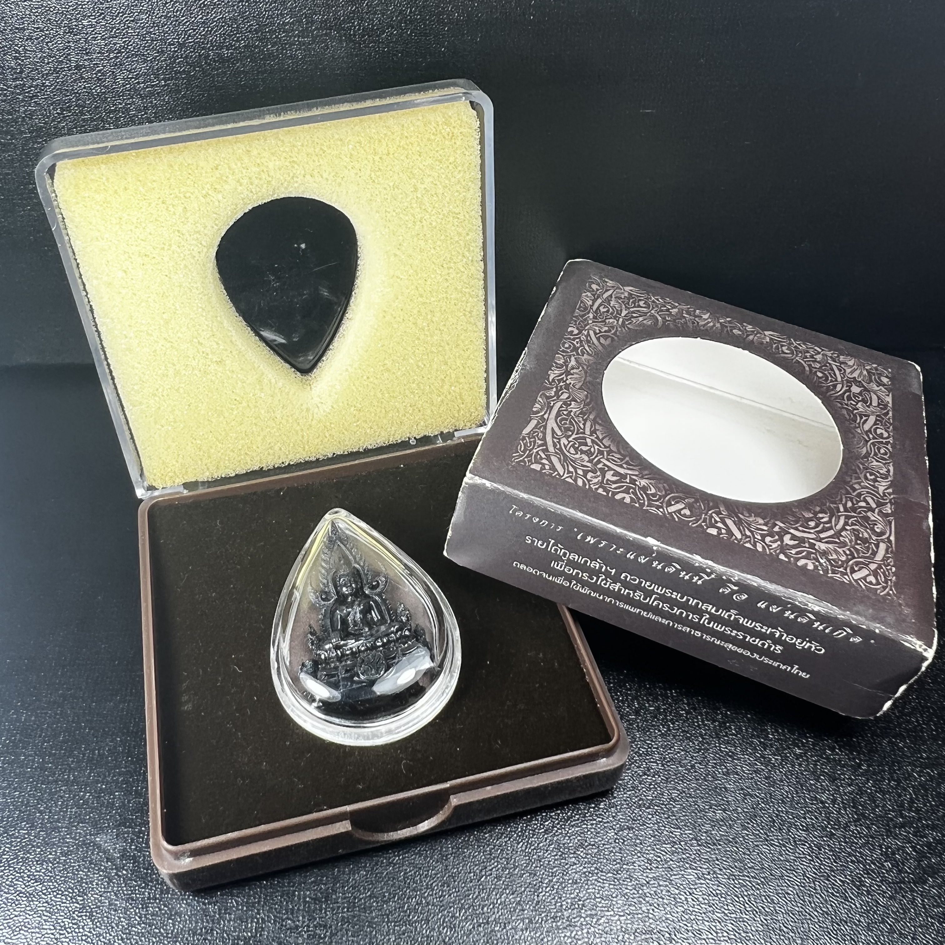 พระพุทธชินราช ภปร. โครงการ "เพราะแผ่นดินนี้ คือ แผ่นดินเกิด" ปี2548(รุ่นแรก) ลอยองค์ หน้าตัก 1/2 นิ้ว เนื้อเงินรมดำ(พุทธศิลป์จำลองเมื่อครั้งลอกทอง ครั้งที่3 เมื่อปี2547 ร้อยปีจะมีสักครั้ง "พระพุทธชินราชองค์ดำ")